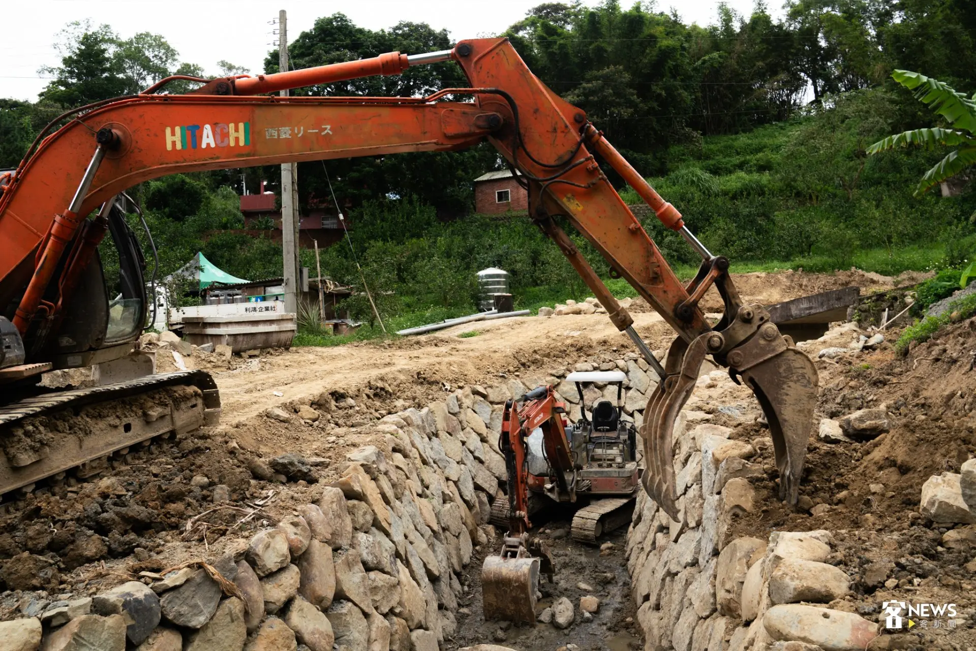 乾砌石護岸施作過程。蔡依璇攝