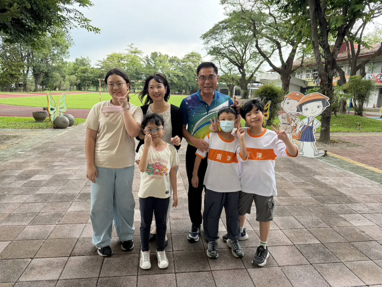 115年度高雄市客語沉浸式教學成果發表會與會師長合影。高雄市客委會提供