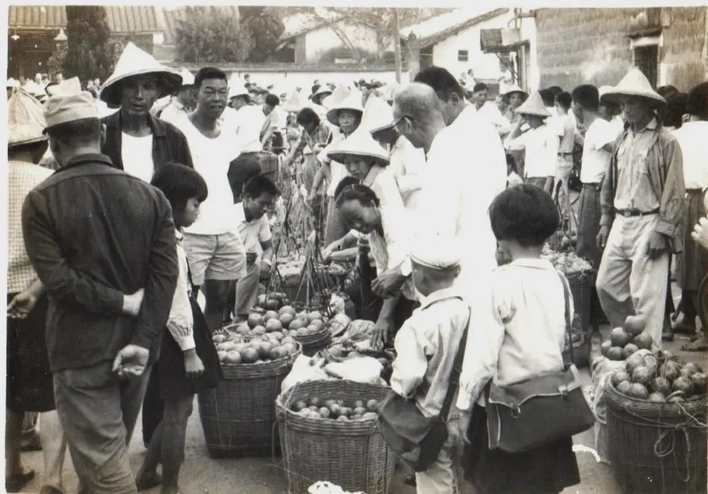 芎林廣福宮前廣場,是一個市集。1960年代,芎林。劉名揚提供