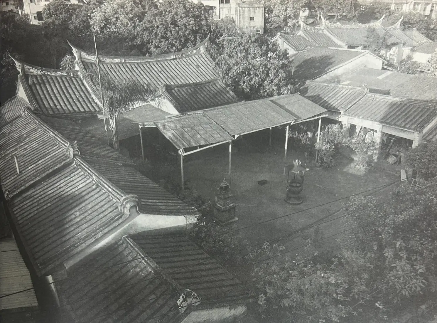 芎林鄉廣福宮與上大劉的公廳,這兩座老屋現在已經拆除重建。1987,芎林。葉裁攝
