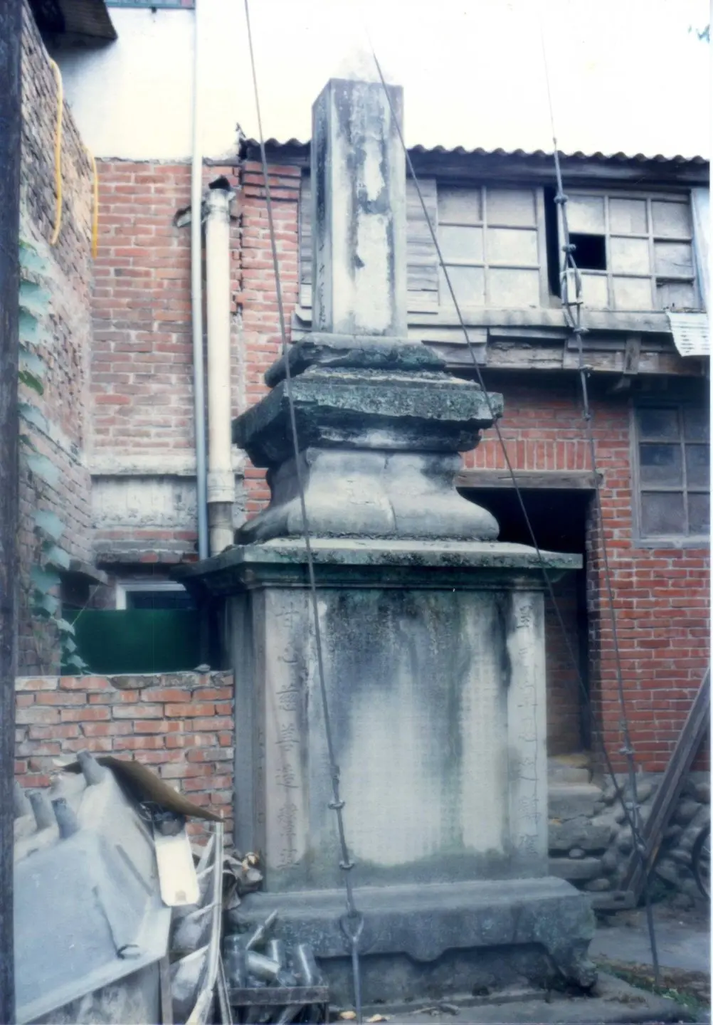 芎林鄉呈甘橋眾信捐獻紀念碑。 1988,芎林。楊國鑫攝