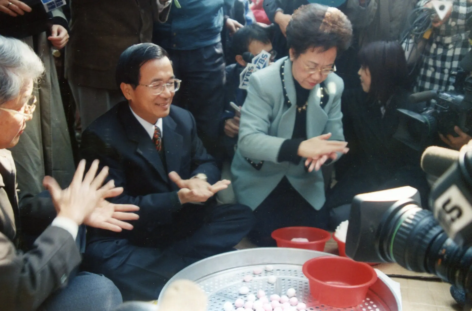 陳水扁、呂秀蓮連任兩屆8年正、副總統。圖為競選期間兩人到苗栗縣銅鑼鄉大興善寺與信徒們一起挼湯圓。何來美攝