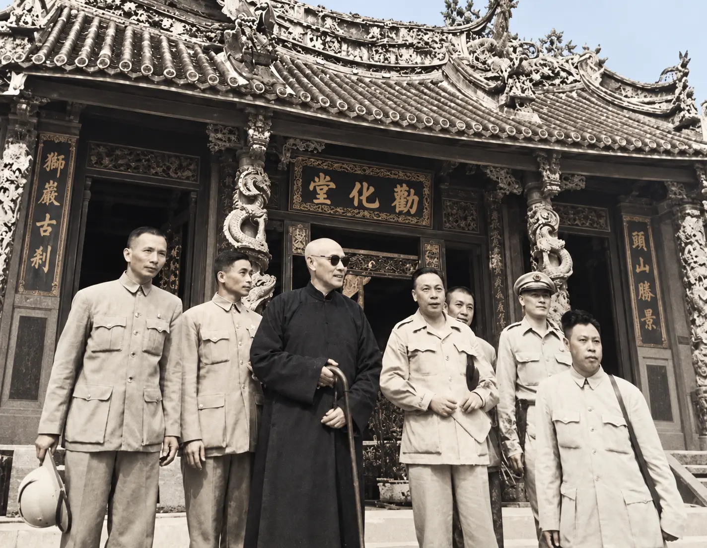 老總統蔣先生於民國四十幾年間由蔣經國陪同下,遊獅頭山留下這張照片。獅頭山勸化堂董事長黃錦源提供。