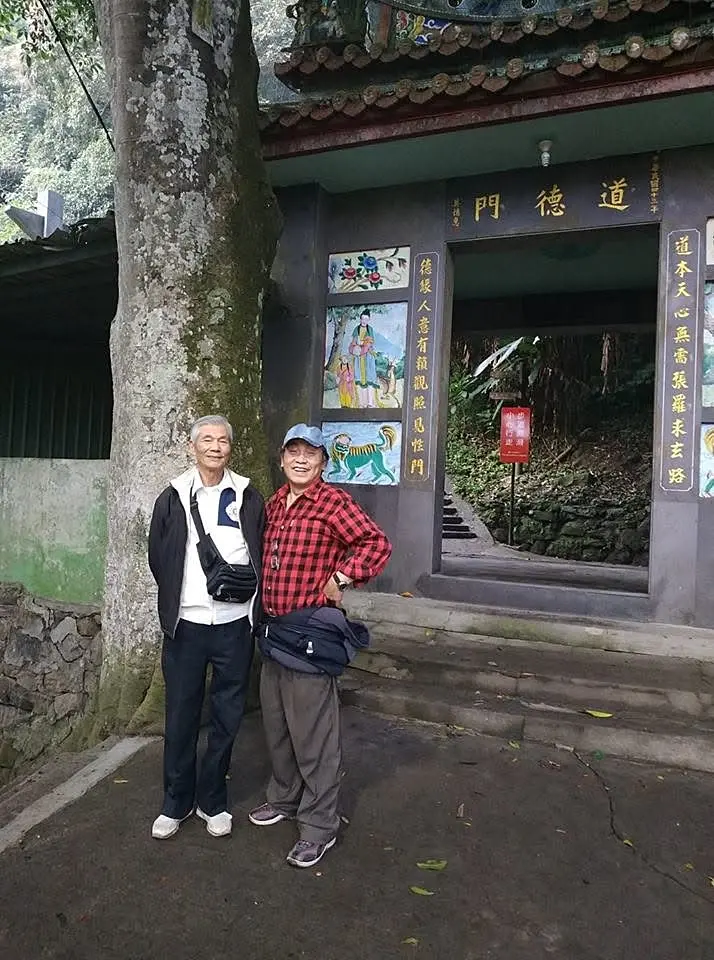 筆者在獅頭山上道德門偶遇「簫仙子」張錦新並留下照片。陳權欣提供