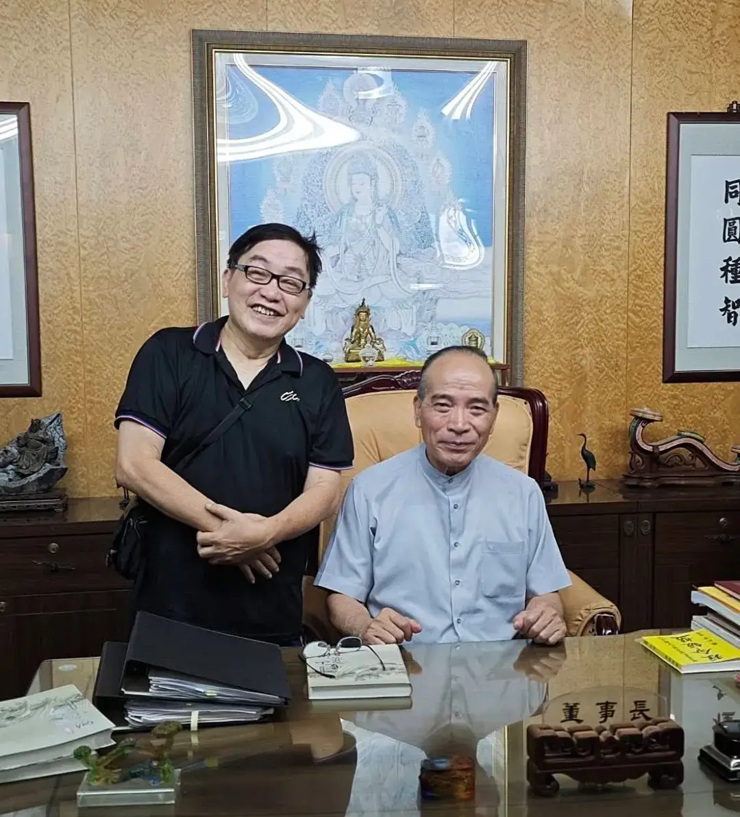 與獅頭山勸化堂董事長黃錦源是卅年老朋友,倆人合拍一張照片。陳權欣提供