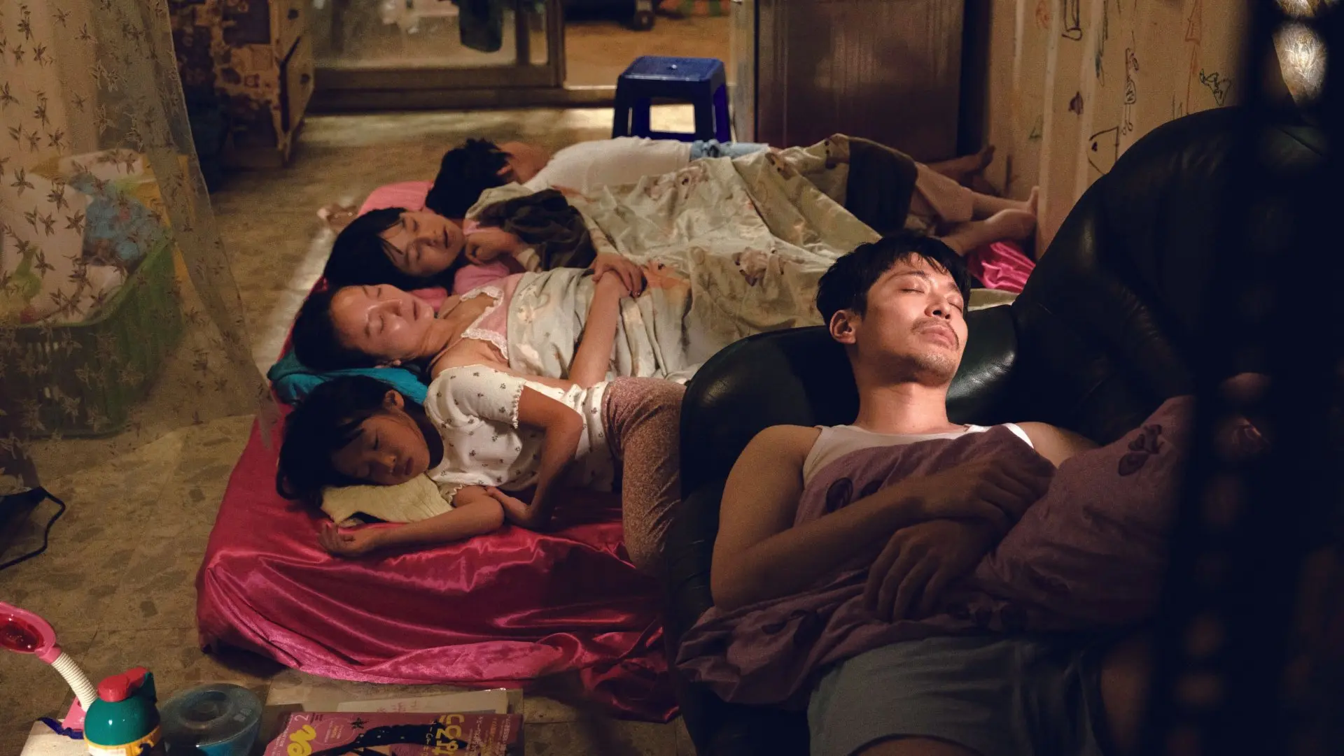 客家電視電影《屋下無人》，導演為胡錦筵、周鉅宏，由樸實映畫製作，探討親情、重組與拼湊家庭的深層情感。截圖自公共電視