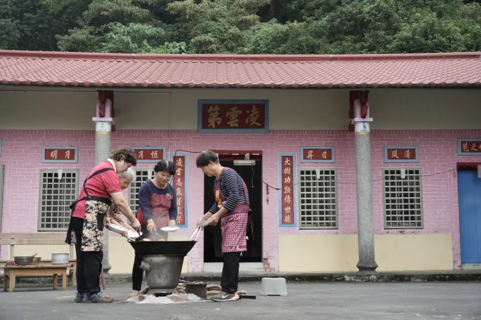 《吉日良辰客家封》第二季，美濃客庄三合院的禾埕，姊妹姑嫂邊閒話家常邊煮著一鍋大封。客家電視提供