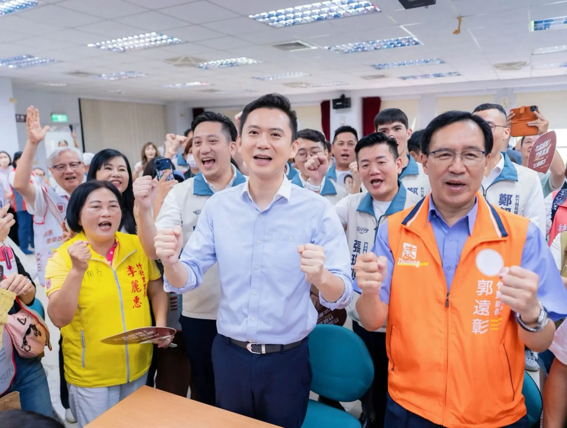 民進黨提名新竹縣長候選人鄭朝方在支者陪同下辦理候選人登記。取材自鄭朝方臉書