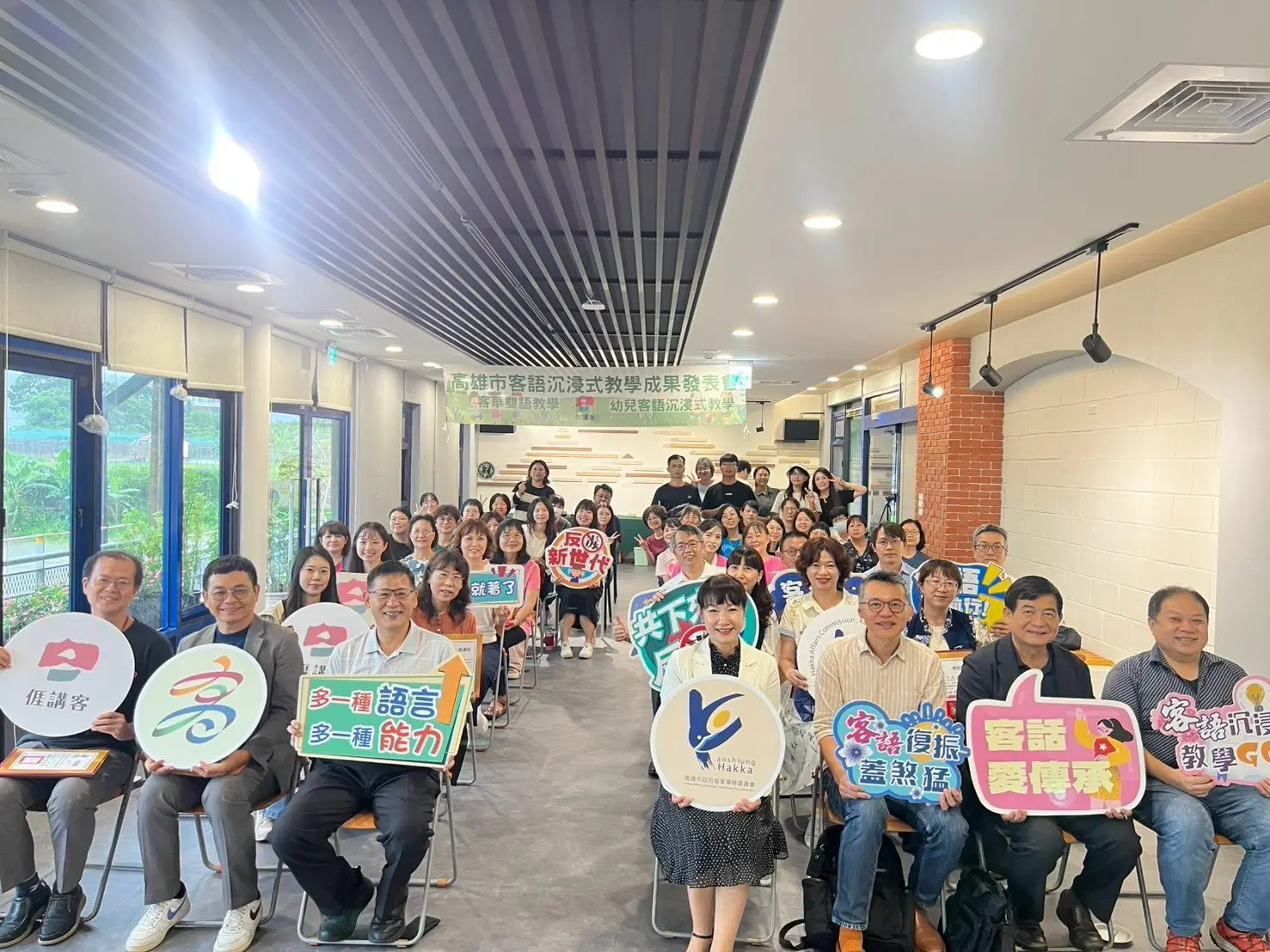 高雄市客委會主委楊瑞霞恭賀吉洋國小榮獲語文競賽四冠王。高雄市客委會提供