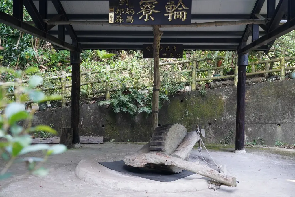 芎林紙寮窩,以宗族力量建置輪寮,推廣手工抄紙等環境教育推廣。廖文琪攝
