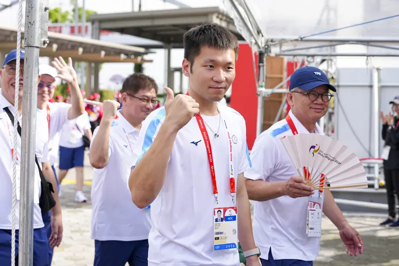 運動部長李洋（右2）18日領軍參加愛知名古屋亞運選手村升旗典禮，一度遭拒絕入場。經台灣代表團協商並據理力爭後順利出席，李洋向現場媒體比出大拇指。中央社