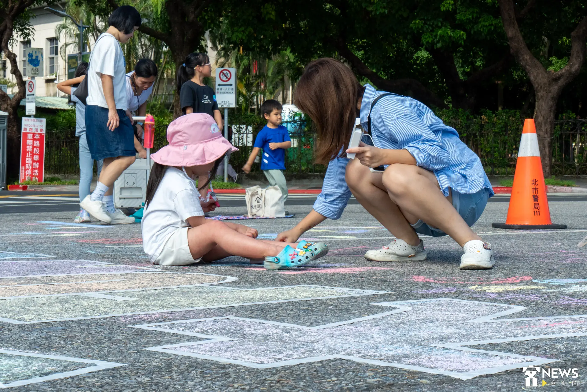 今天總統府及凱達格蘭大道變身小孩的週末遊樂園「大FUN凱道」，許多家長帶孩子在凱道上認真畫作。廖晟文攝