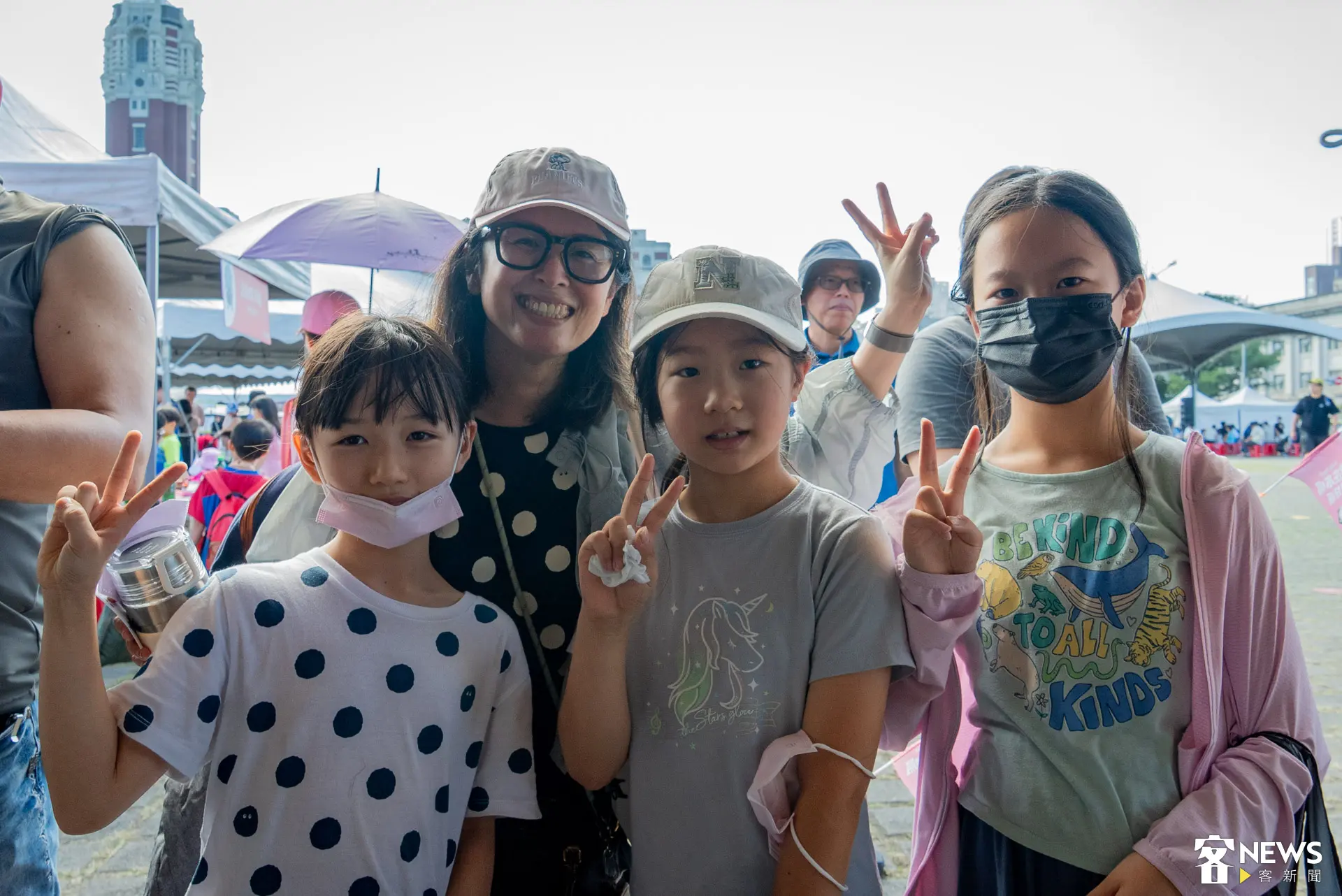帶女兒（左1）參加的陳小姐（左2）也表示，小朋友通常沒什麼機會自己去買菜，來這邊買菜、還殺了價，就會感到滿足。廖晟文攝