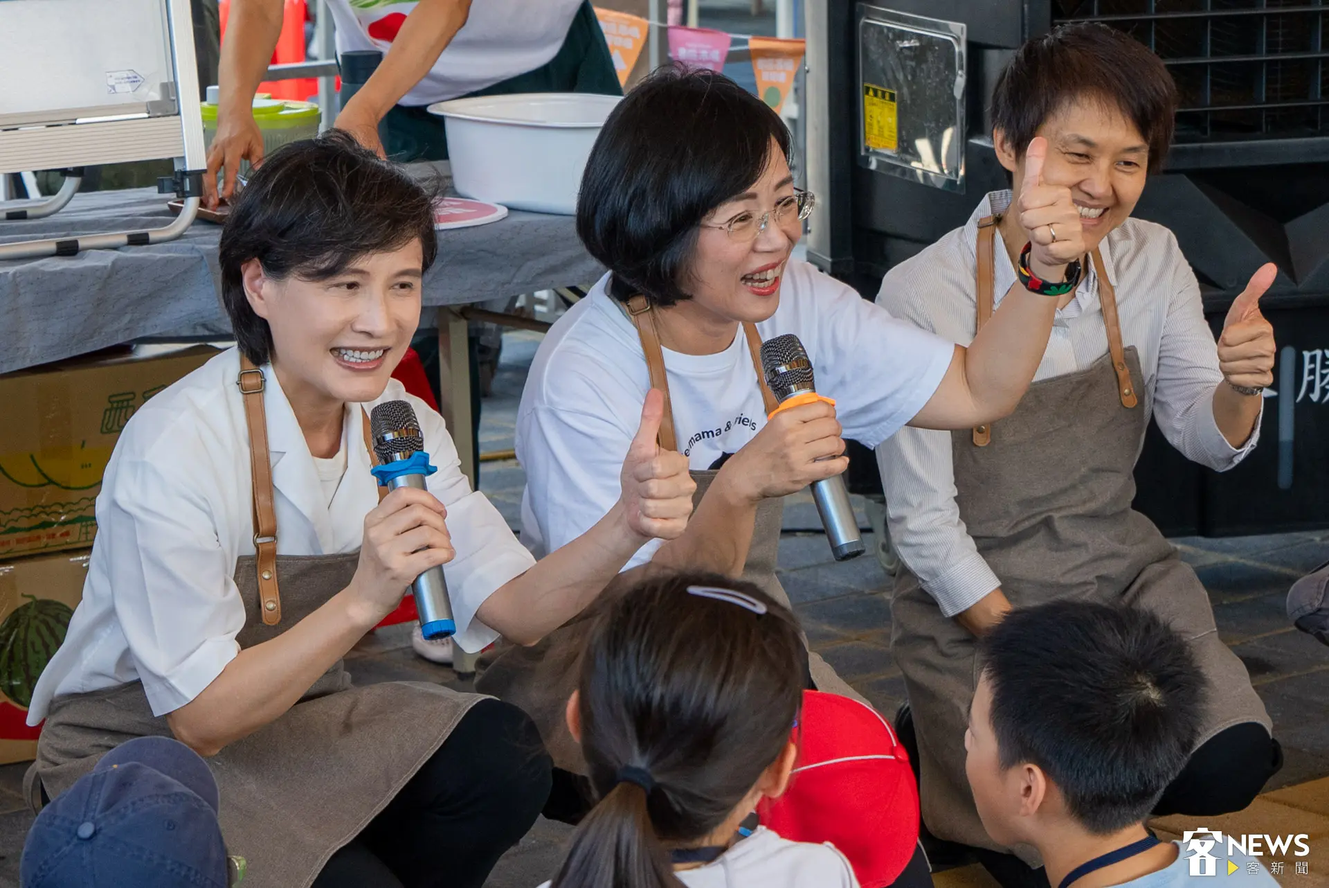 行政院副院長鄭麗君（左）、客委會主委古秀妃（右）及立委蘇巧慧（中）也特意換上圍裙回歸媽媽角色，與小朋友們親切互動。廖晟文攝