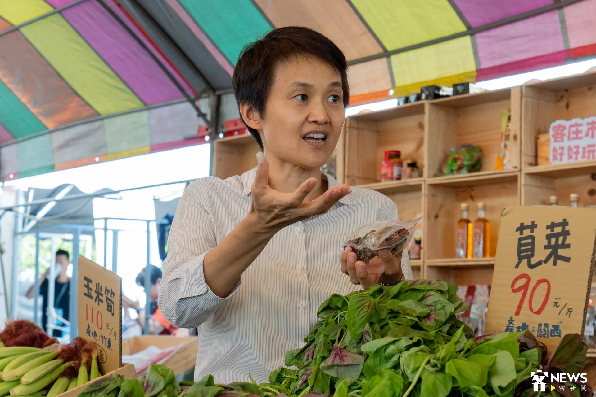 客委會主委古秀妃大方分享，可將梅干菜浸泡後剁碎，和絞肉攪拌並加醬油，再放進電鍋裡蒸熟，開蓋會超級香。廖晟文攝