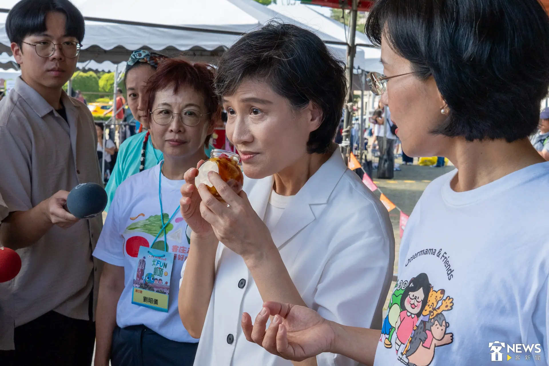 「客庄市場好好玩」體驗區，客食小學堂教導如何醃漬蘿蔔乾，圖為行政院副院長鄭麗君試聞醃漬蘿蔔乾。廖晟文攝