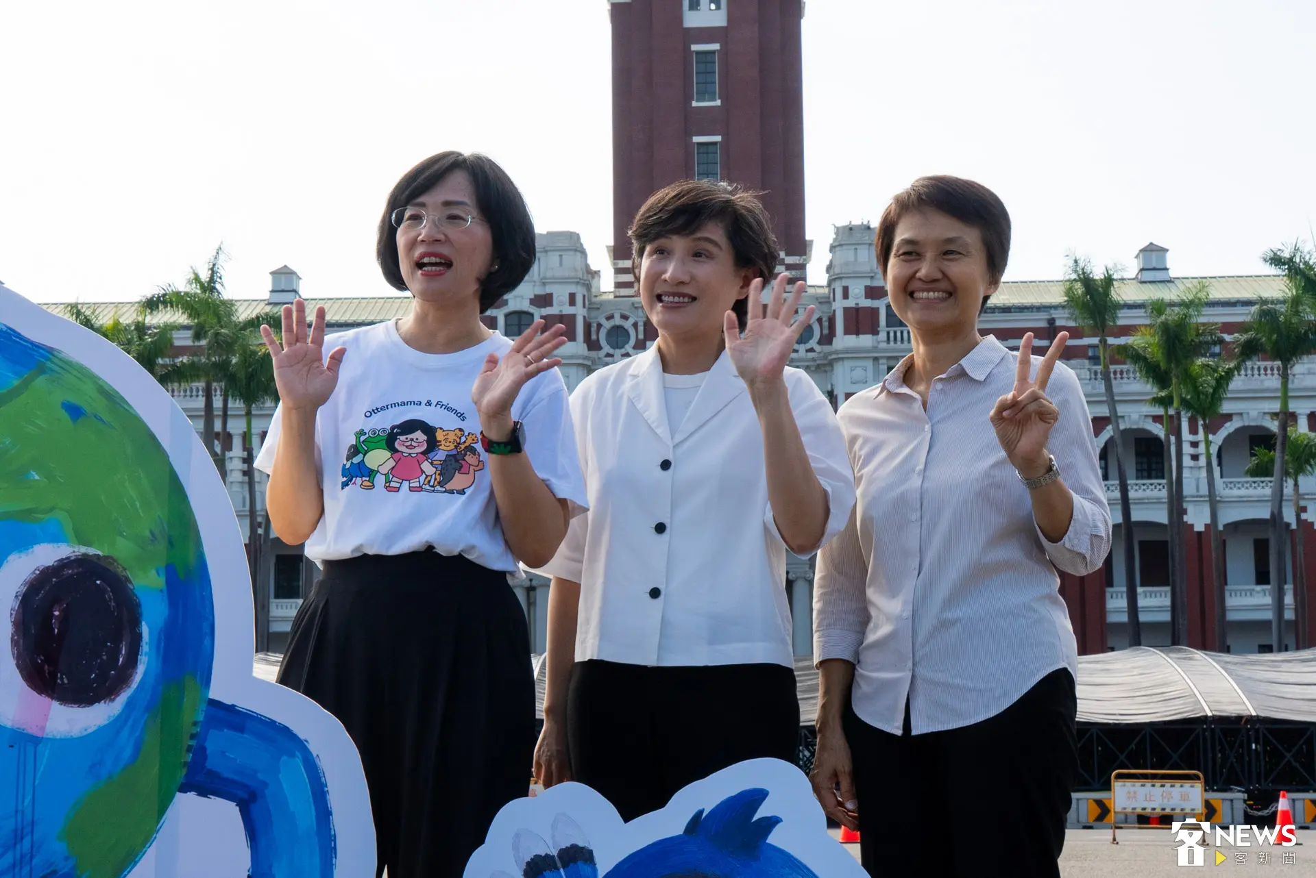 總統府及凱達格蘭大道化身孩子的週末遊樂園「大FUN凱道」，行政院副院長鄭麗君（中）、客委會主委古秀妃（右）及立委蘇巧慧（左）在凱道前合影。
