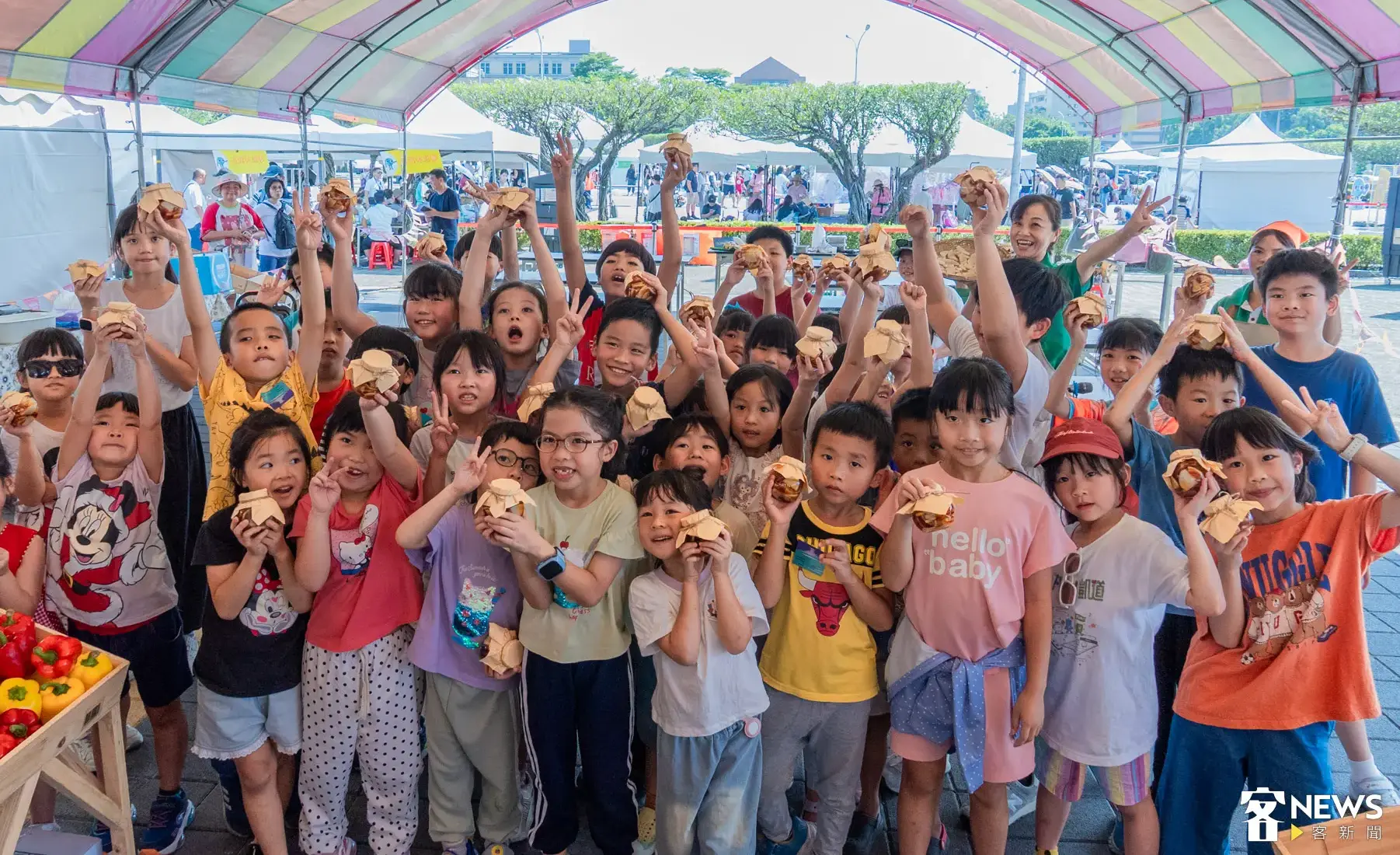 總統府前開市！「大FUN凱道」客庄市場百位兒童挑戰獨自買菜