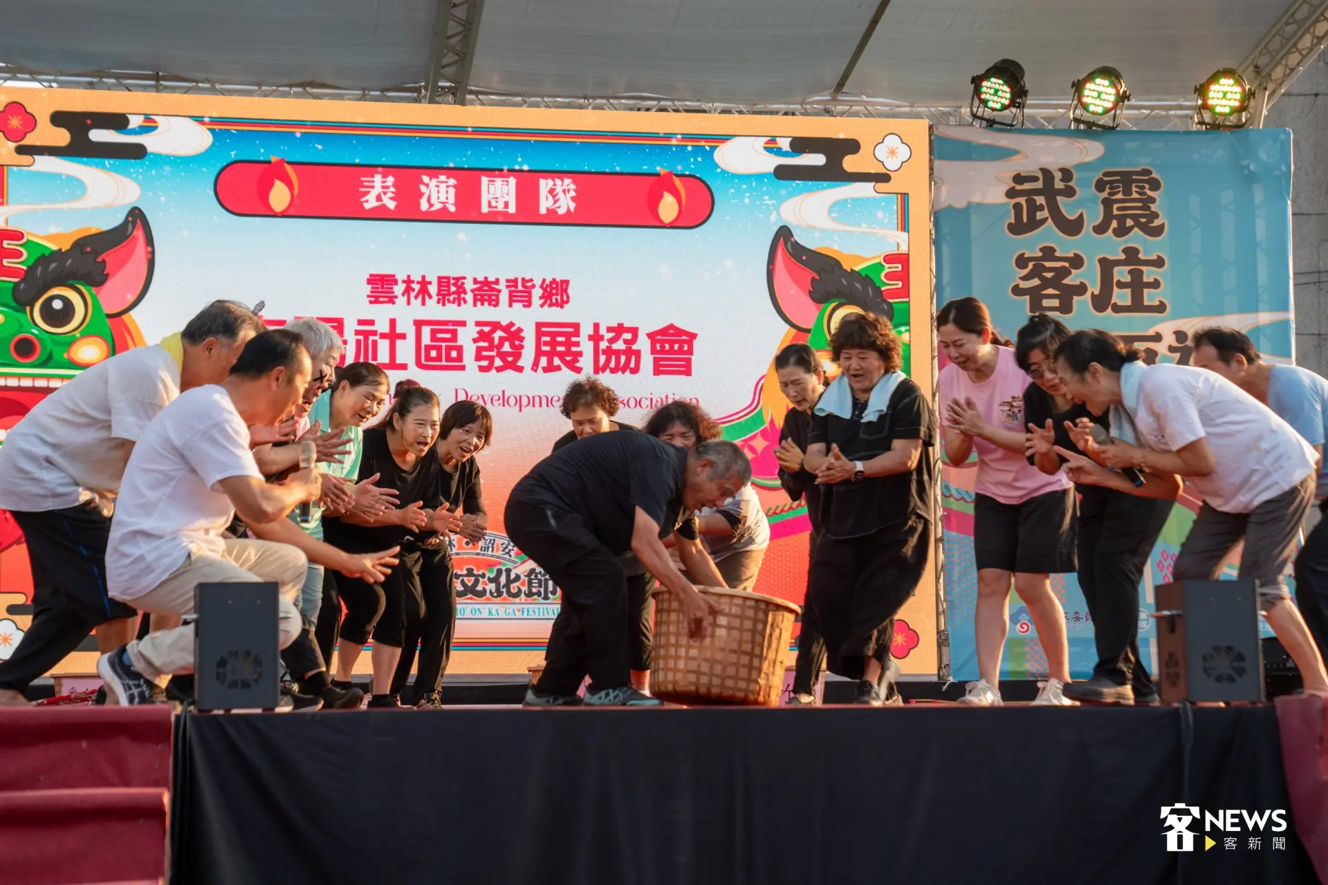 南陽社區發展協會以戲劇方式演繹「跌米籮」的在地故事，帶大家感受客庄的人情與文化。洪藝晅攝