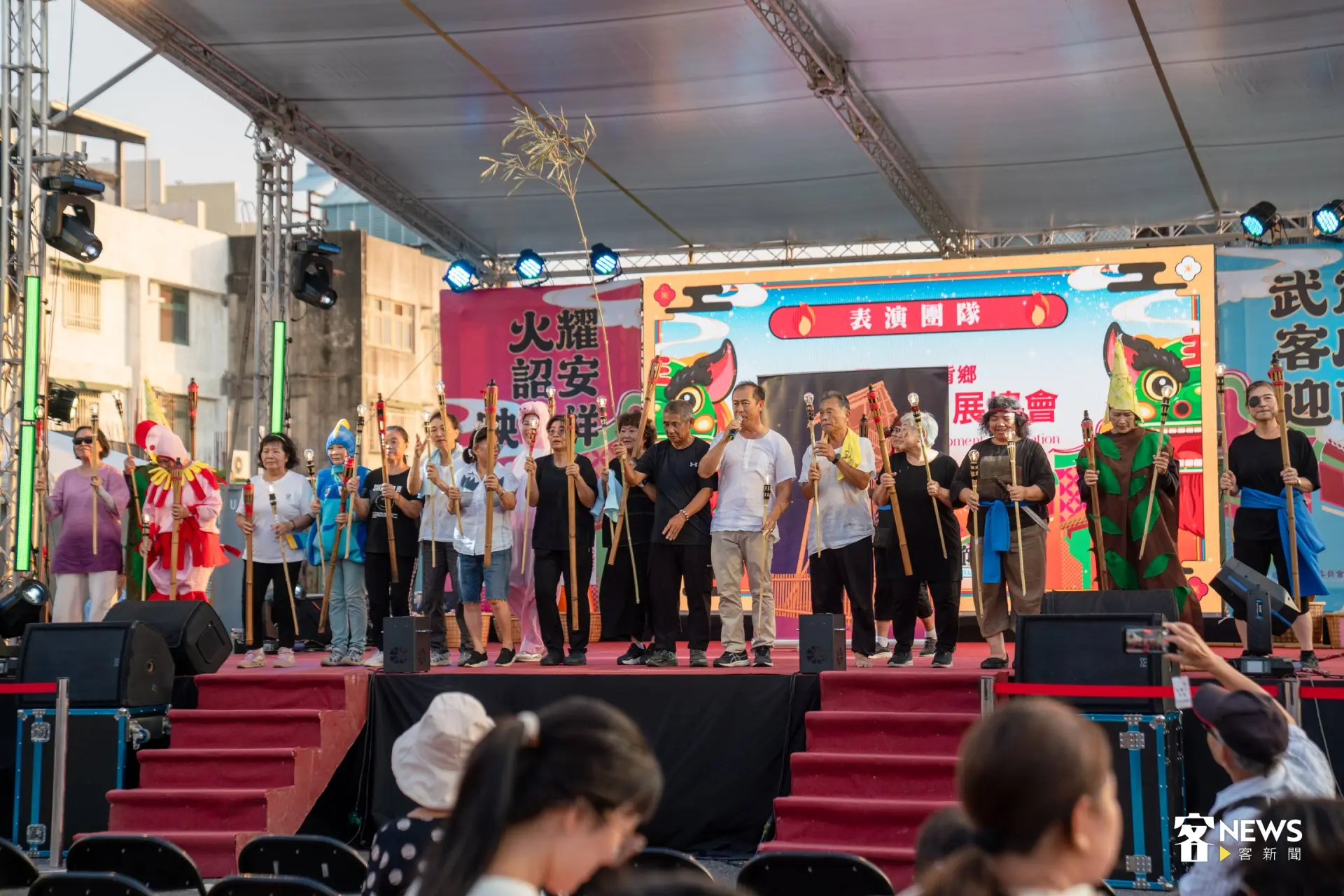 南陽社區發展協會以戲劇方式演繹「跌米籮」的在地故事，帶大家感受客庄的人情與文化。洪藝晅攝