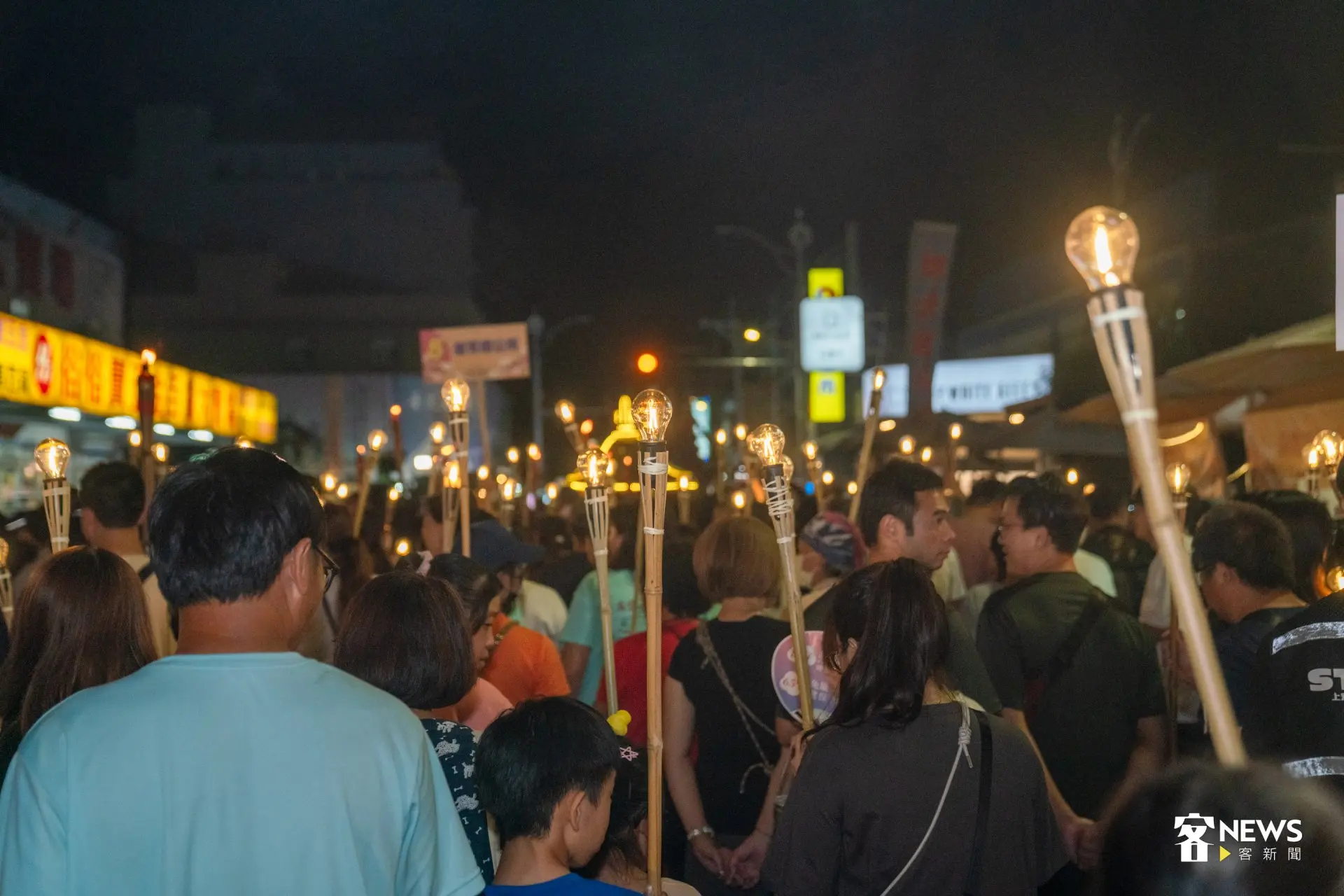 隨著嘉賓點亮主火把，千人舉起火光走入崙背街道，一支支「澹仔火」匯聚成客庄最耀眼的風景。洪藝晅攝