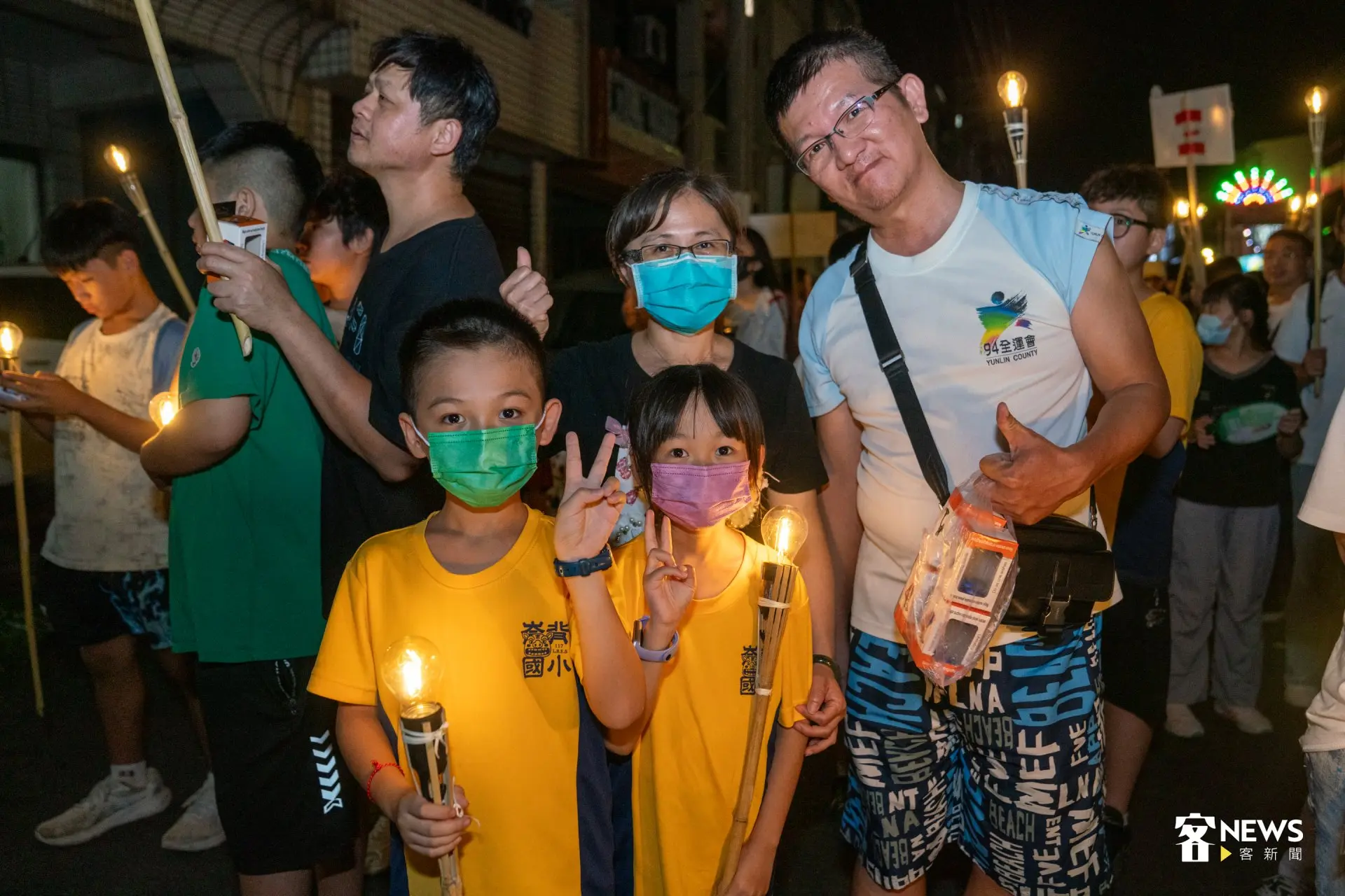 崙背在地居民也積極參與，李家四口人全員舉著火把，大步邁開步伐，兩位孩子更是能量滿滿地走在前頭。洪藝晅攝
