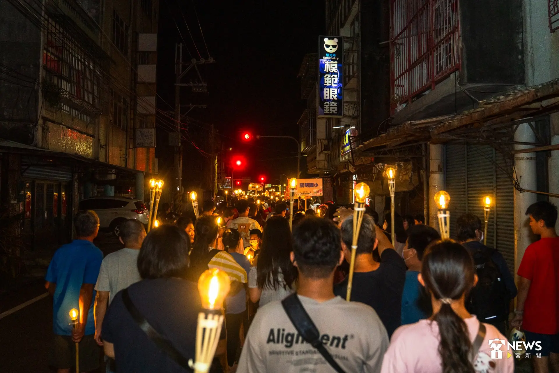 第18屆「雲林詔安客家文化節」今（19）晚在崙背客庄盛大開幕，當晚的重頭戲「澹仔火迎暗景」，千人手持環保火把遊庄。洪藝晅攝