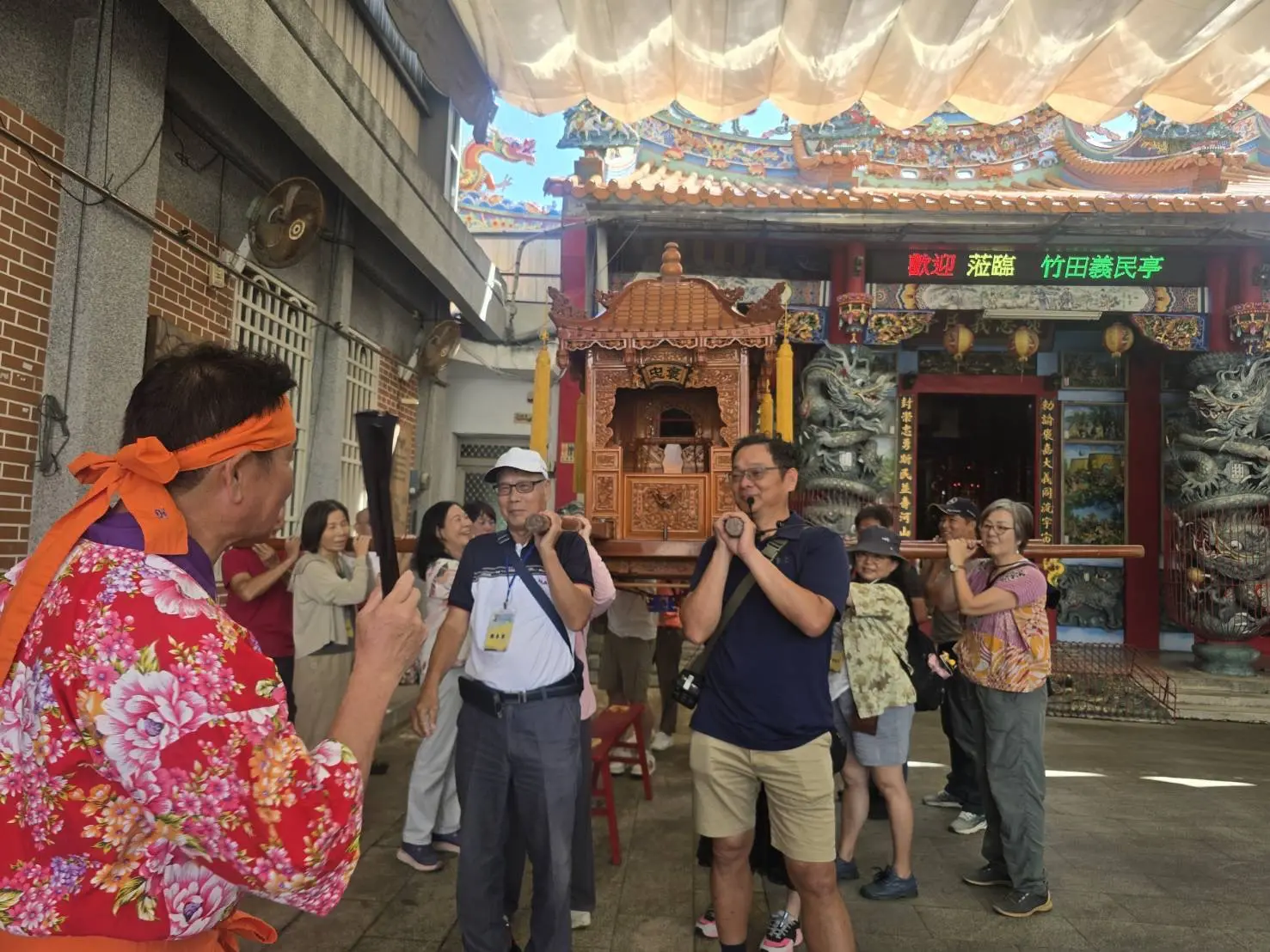 花蓮富里竹田義民亭扛神轎體驗。客委會提供
