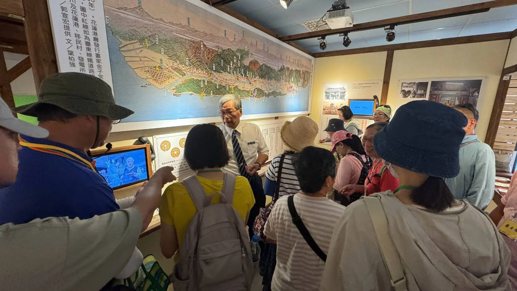 金針花海遇上百年鐵道　「鐵定有客」特展串起花東客家