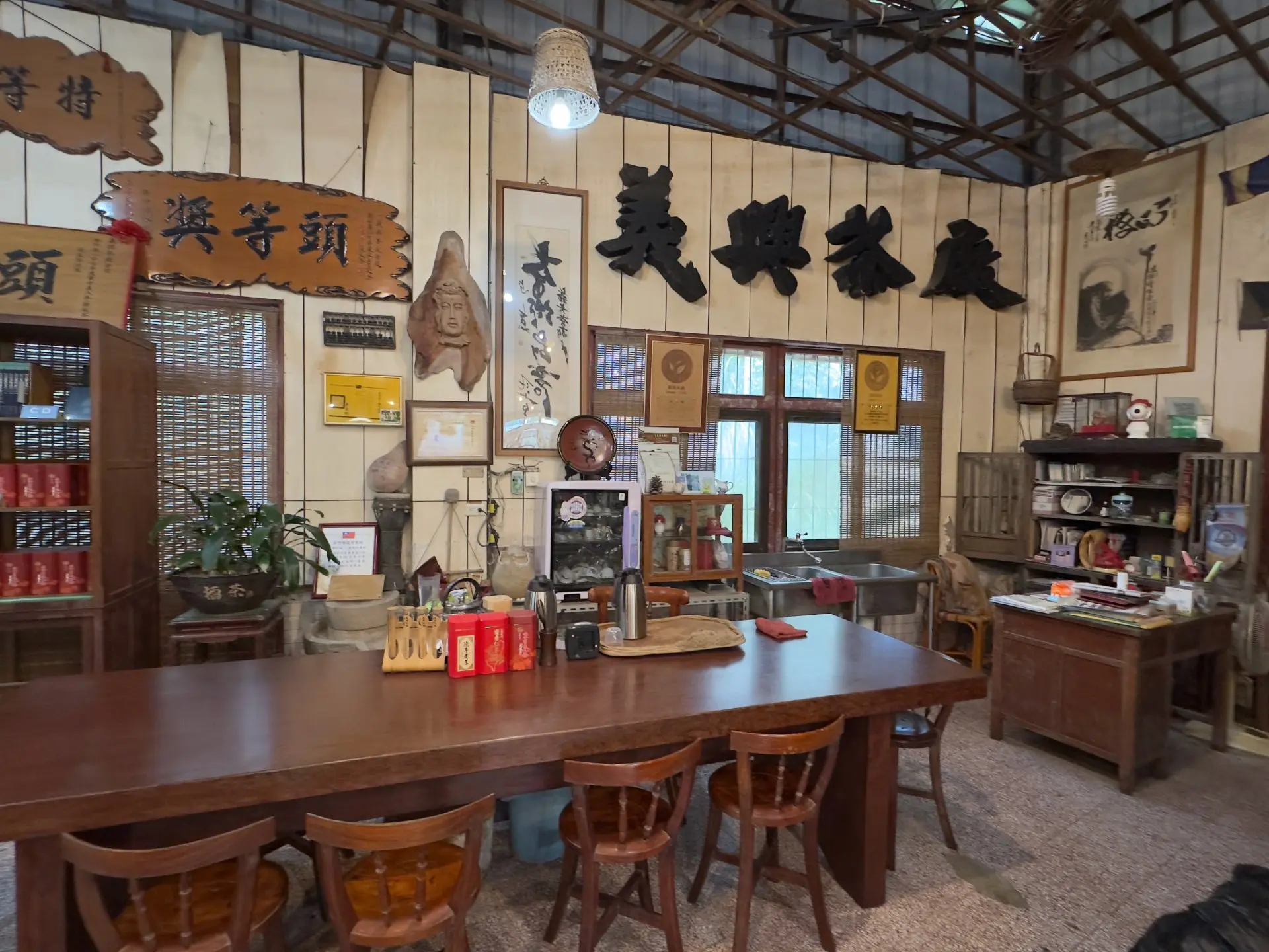 台灣人買茶之前要先試茶,喜歡再買。蕭秀琴攝