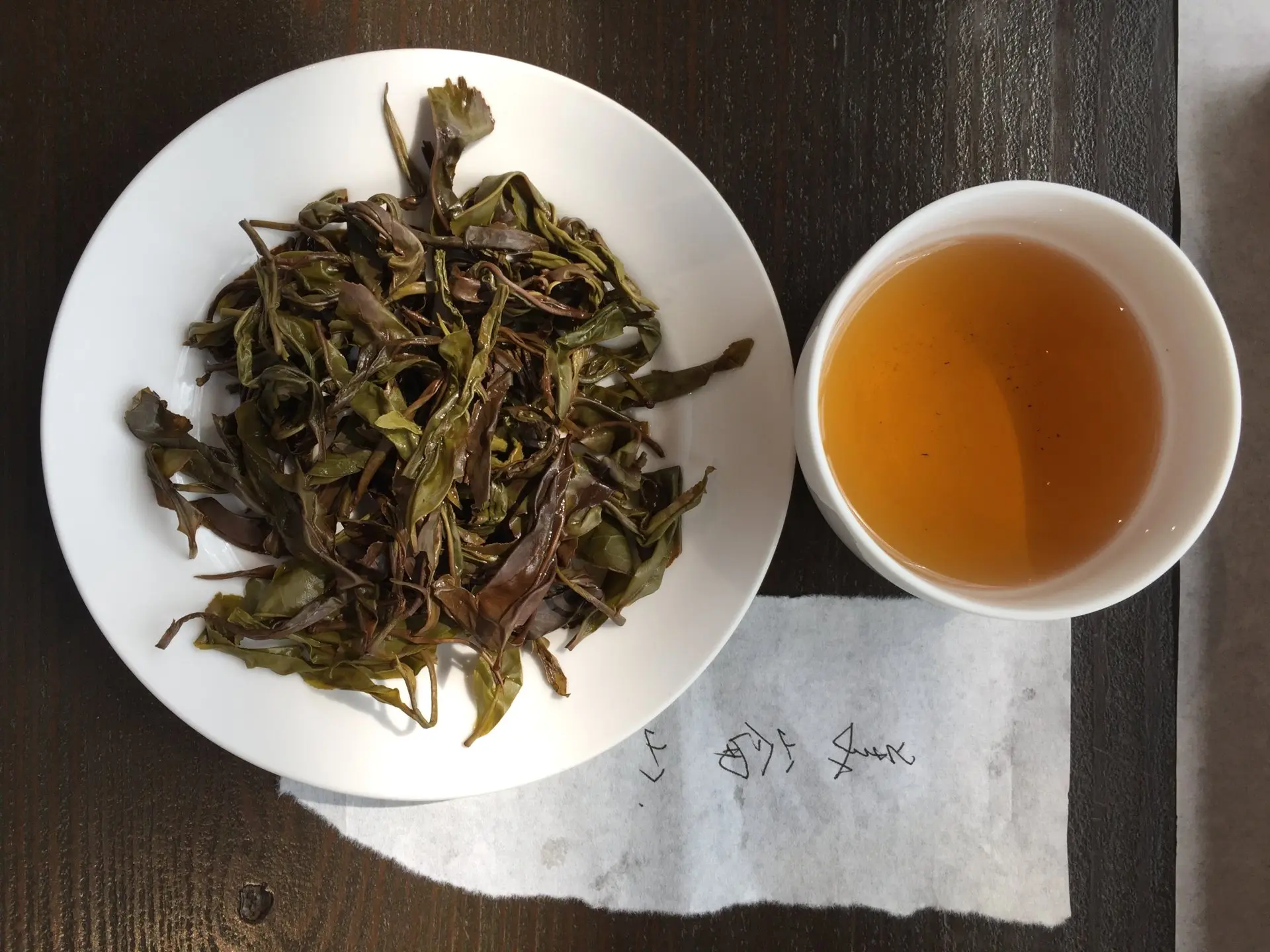 講究的人會看茶底。蕭秀琴攝