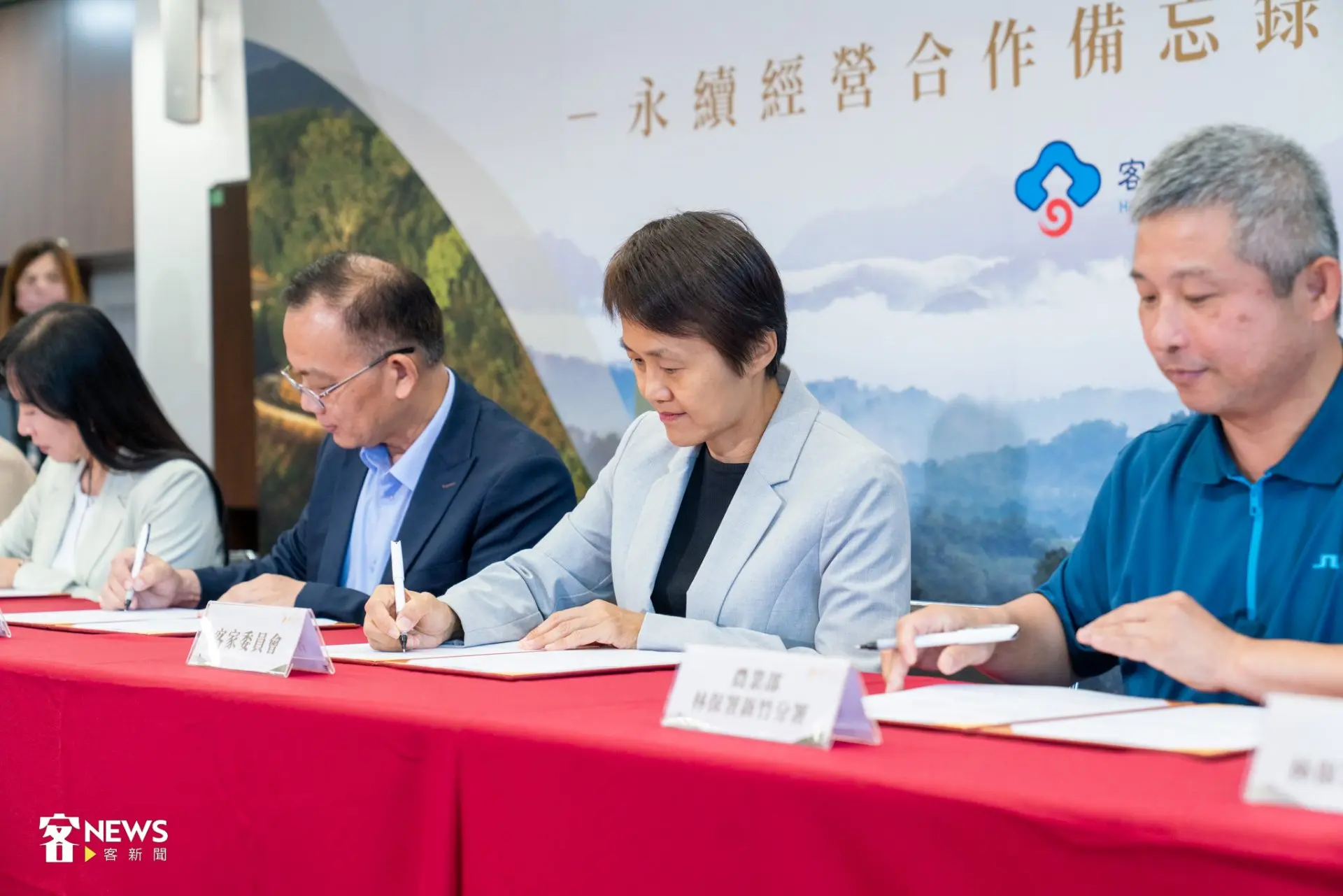 客家委員會22日偕同農業部林業及自然保育署新竹分署、台中分署、桃園市政府、新竹縣政府、苗栗縣政府、社團法人台灣樟之細路協會及社團法人台灣千里步道協會等8單位共同簽署「『樟之細路』永續經營合作備忘錄」。簡琬真攝