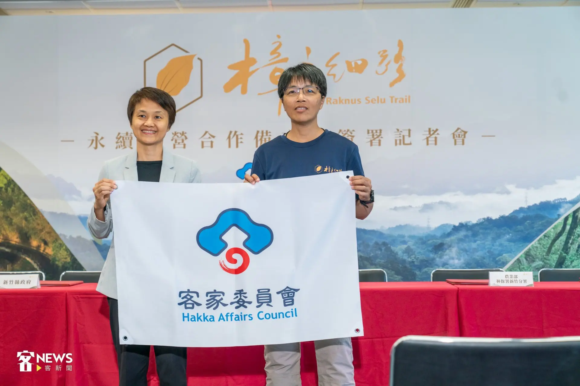 古秀妃（左）也同步授旗給徐銘謙（右），象徵正式代表部會精神與身分授權。簡琬真攝