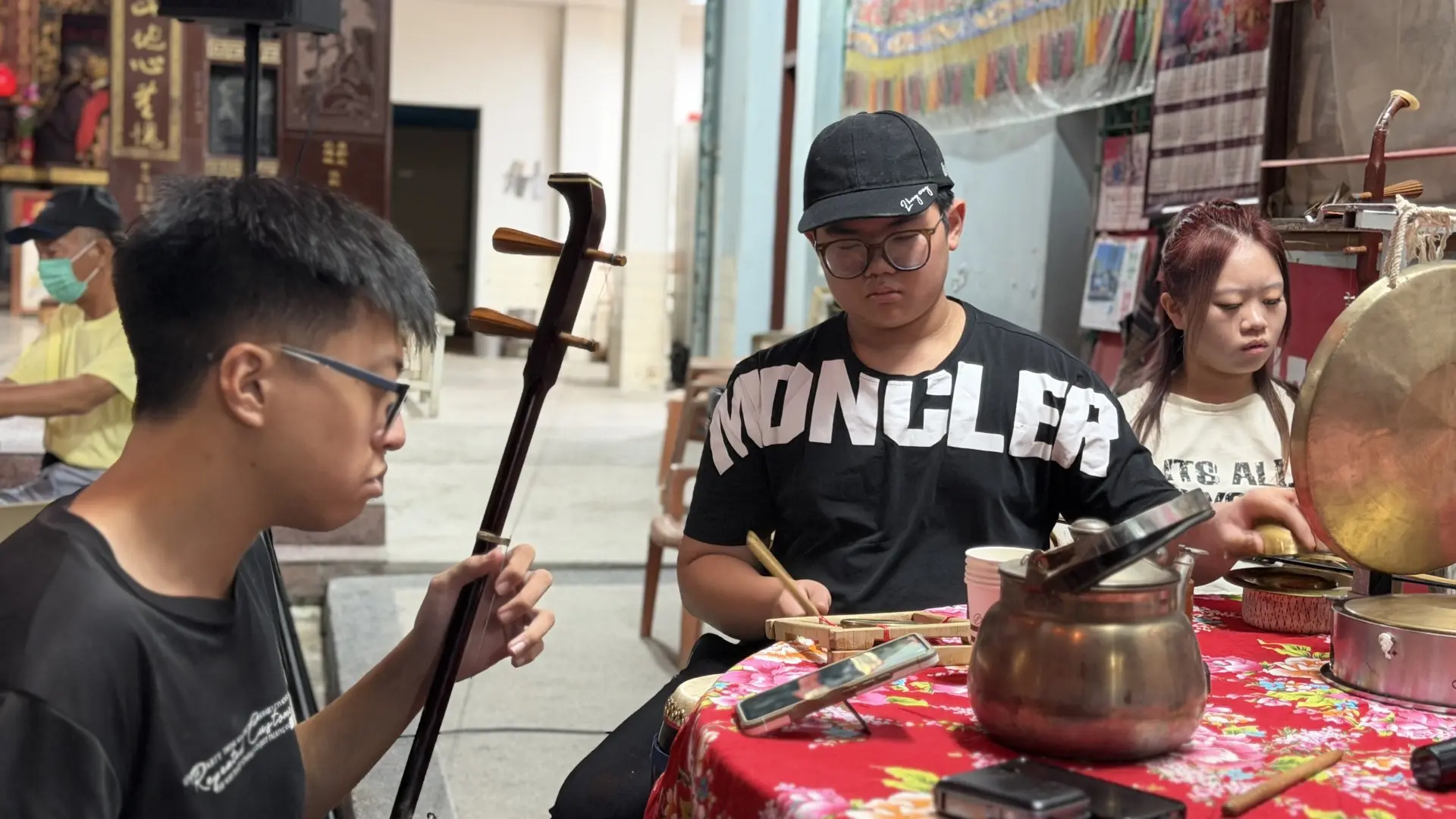 在學長吳昇霈(左一)和學姊宋雅庭(右一)的帶領下,年僅13歲的鍾順鎰展現大將之風。李慧宜攝
