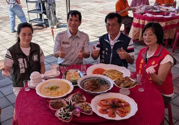 墾管處今（23）日舉行生態旅遊成果展暨辦桌秀，將活力菜、黑豆腐、雨來菇、恆春洋蔥等在地食材變成辦桌料理。墾管處提供