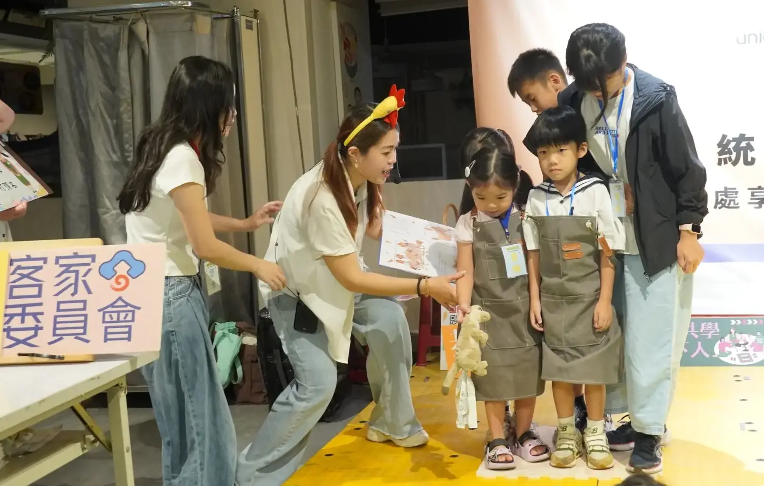 孩子穿上圍裙、掛起名牌,化身「細細店長」,在賣場中體驗客語學習。林鴻文攝