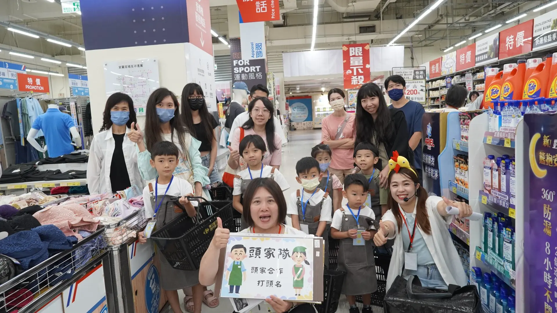 孩子在賣場中體驗採買、闖關等任務,邊玩邊學客語,感受客語融入生活的樂趣。林鴻文攝