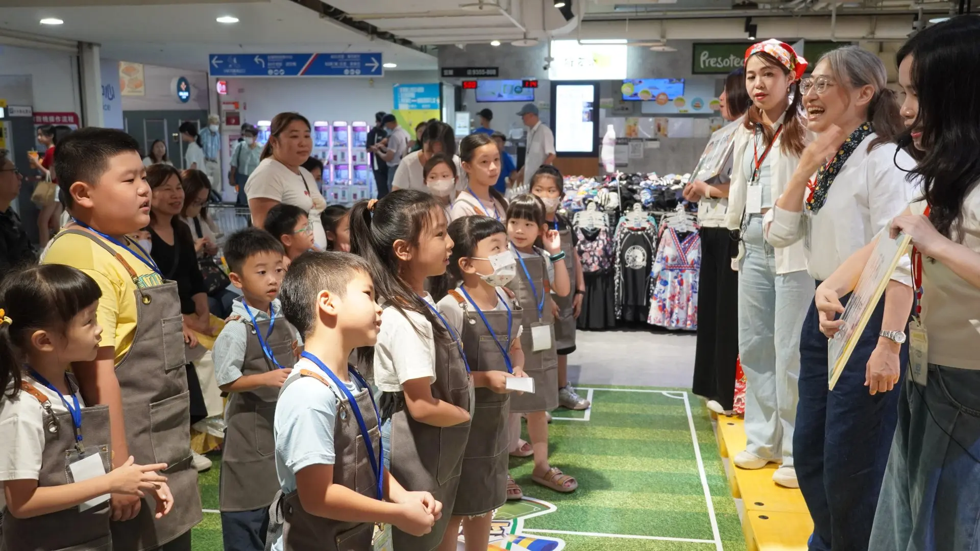 孩子在賣場中體驗採買、闖關等任務,邊玩邊學客語,感受客語融入生活的樂趣。林鴻文攝