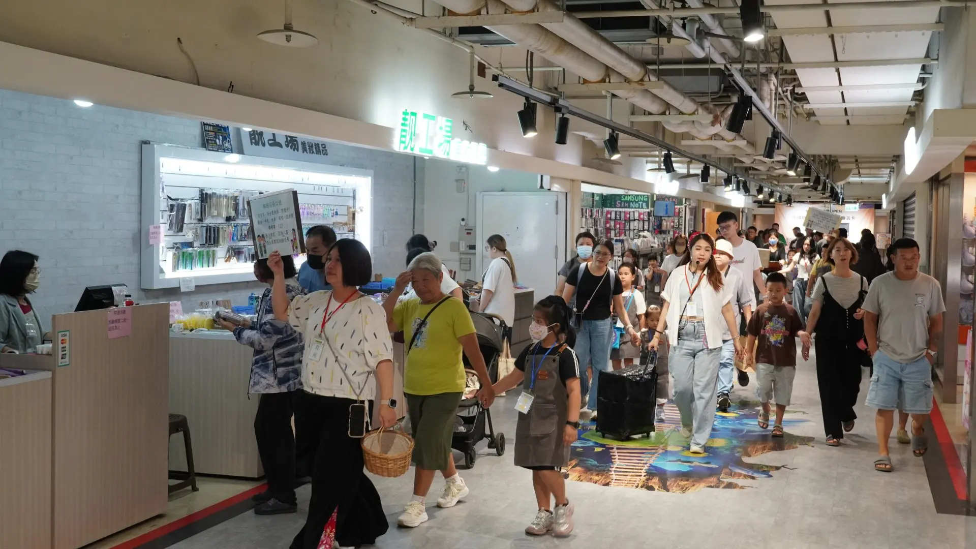 宜蘭縣政府與萬家福合作舉辦「細細店長」客語職人體驗,帶著孩子走進賣場學客語。林鴻文攝