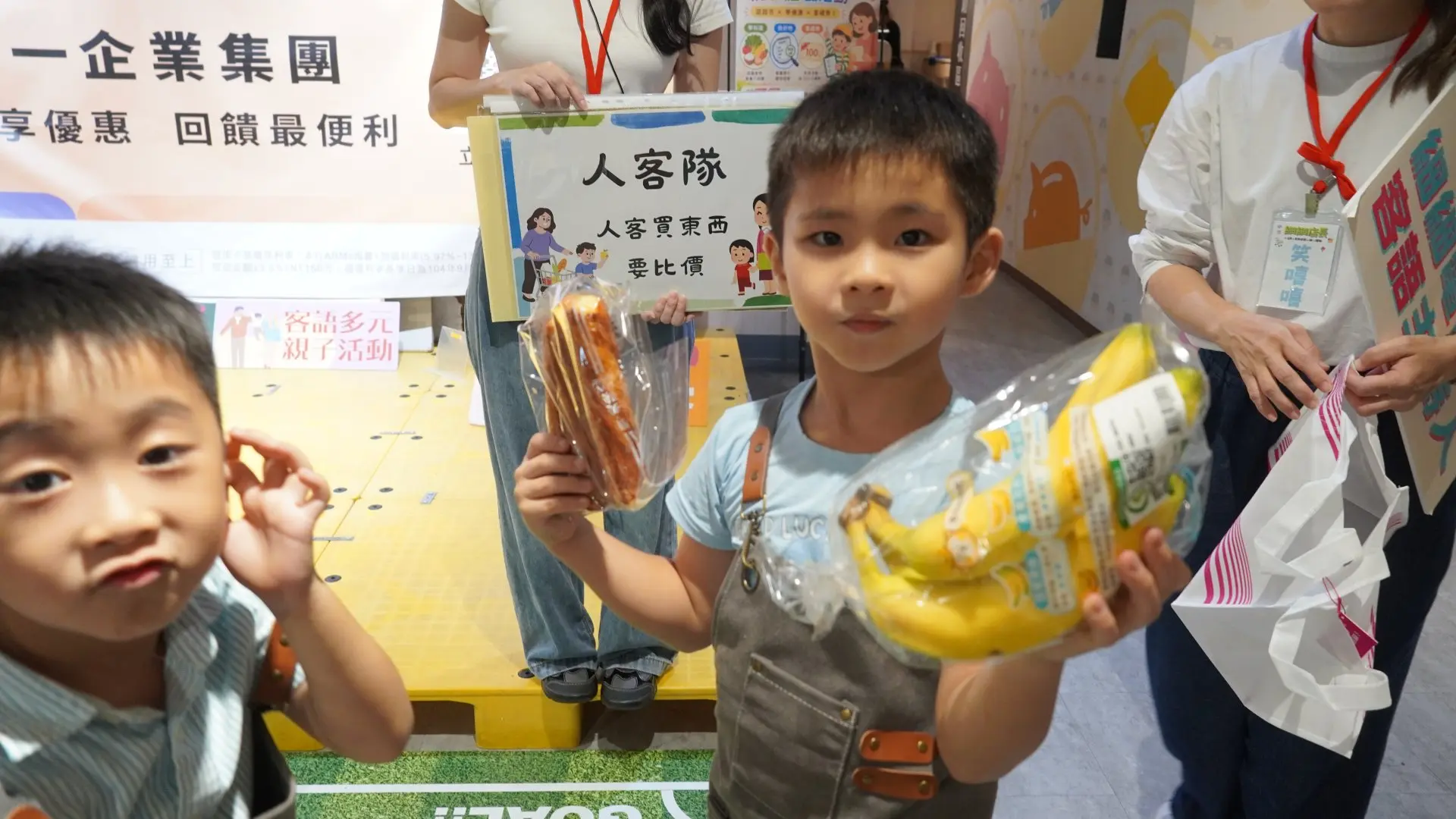 「細細店長」客語職人體驗,孩子穿上圍裙化身小店長,在生活情境中開口說客語。林鴻文攝