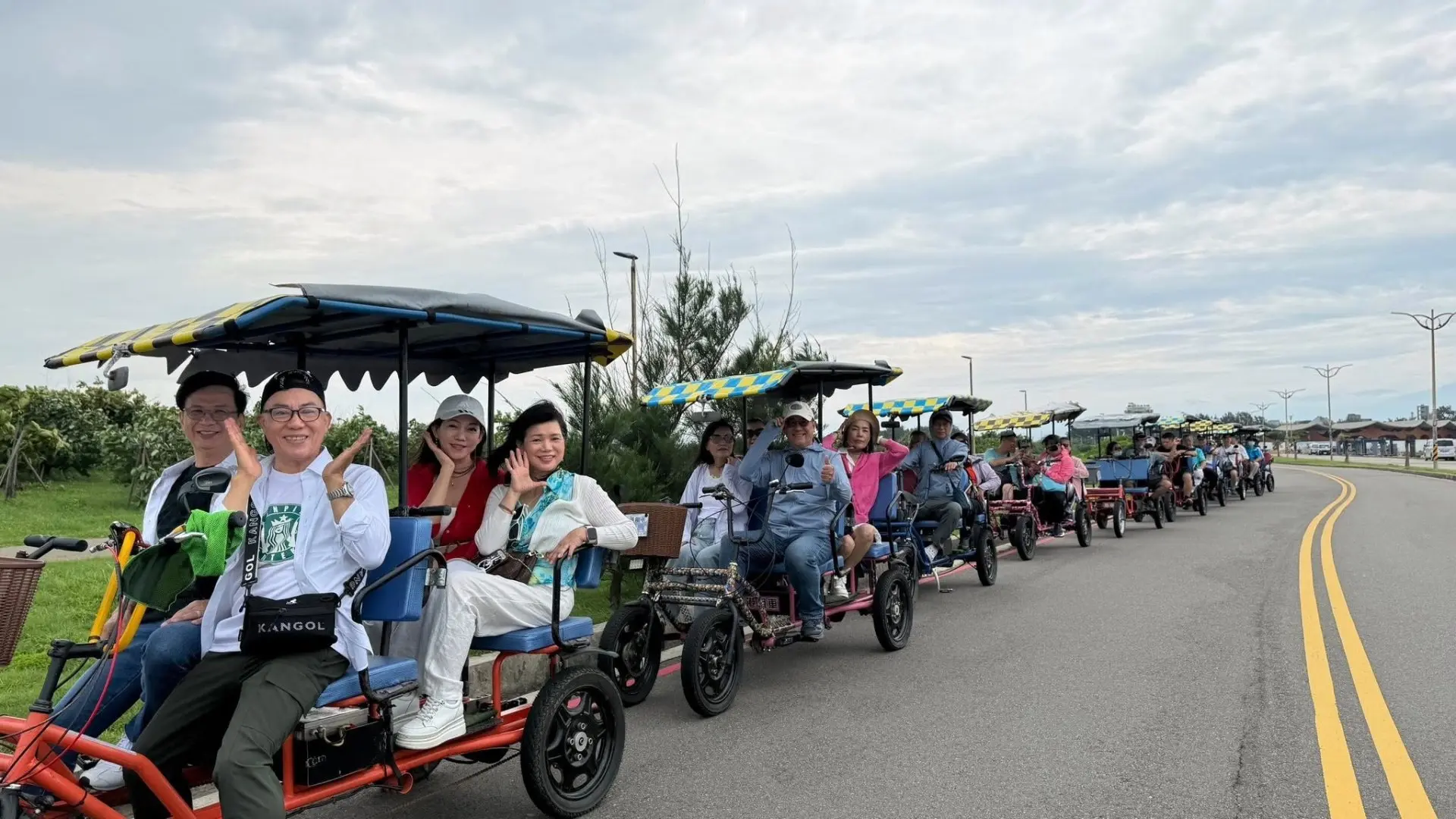 南寮環保公園連結十七公里海岸線，變成新竹最主要的風景區。假日有多少遊客來這邊騎行電動車。早年這附近還是彈藥場。新竹南寮海港租車提供