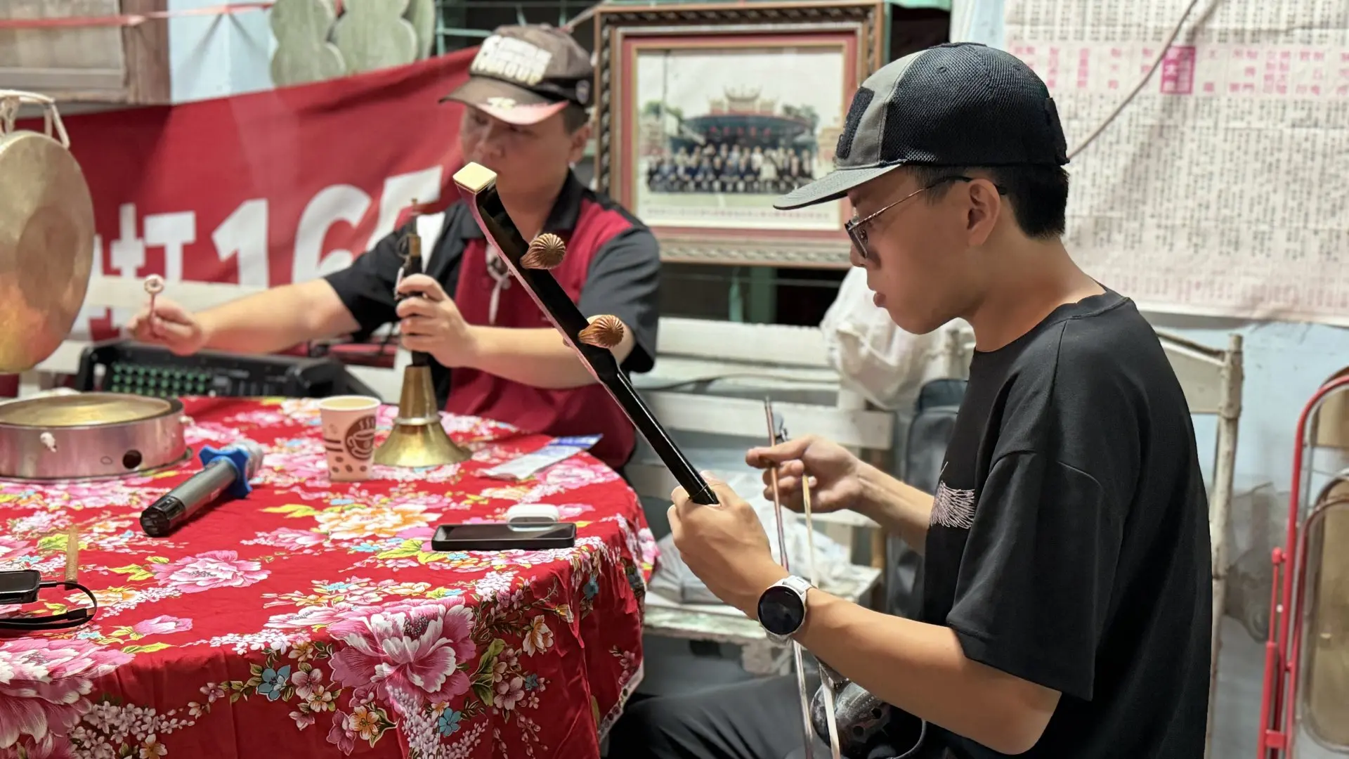 在母親李珮麒的全力支持下,吳梓銜(右一)和哥哥吳昇霈長期學八音,從美濃國中到美濃客家八音團,一路走來從沒有放棄。李慧宜攝影