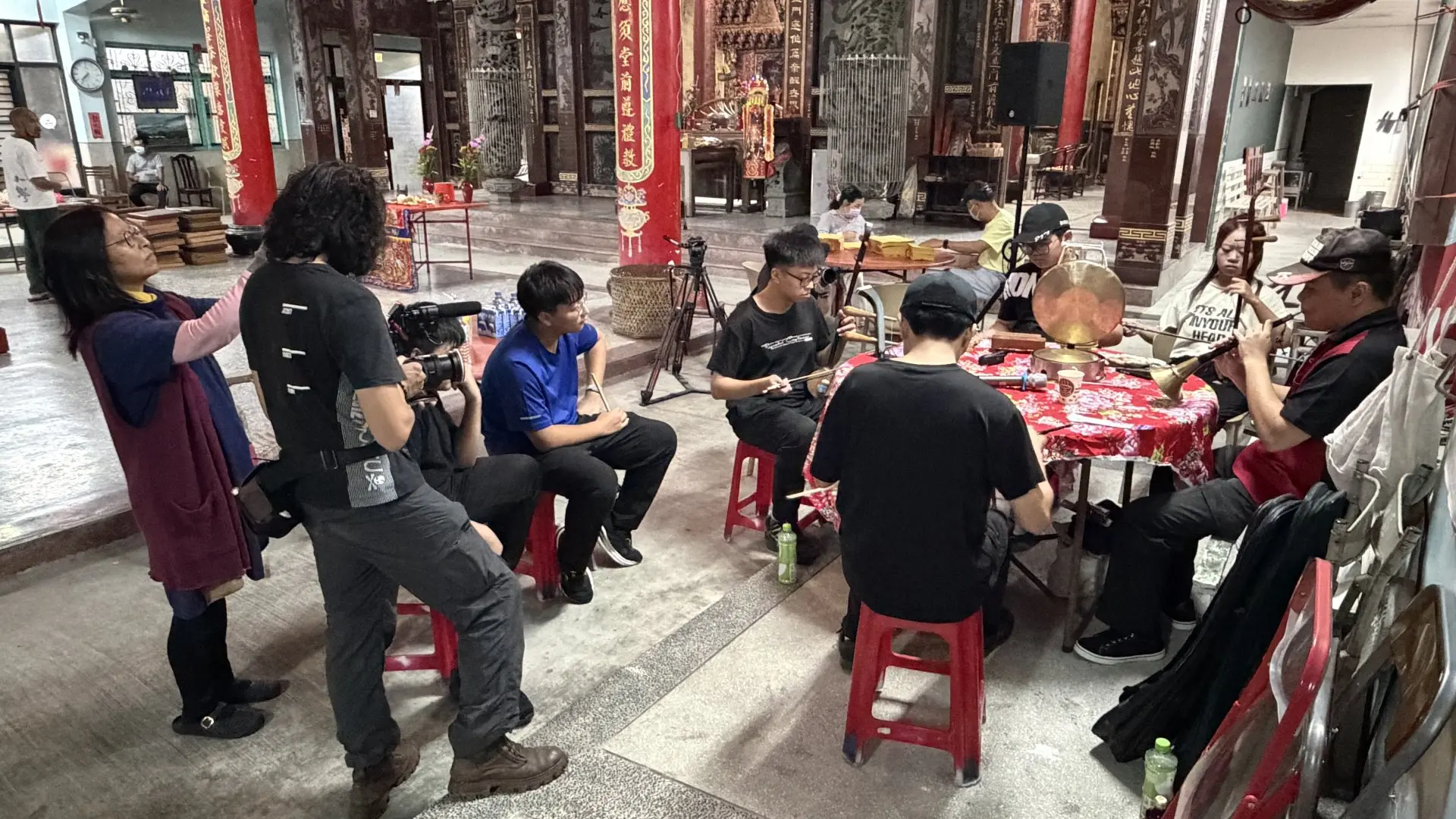 年輕人們相約用八音為灶君爺祝壽,特別興奮,早早就先到廟裡準備器材、討論作場曲目。李慧宜攝