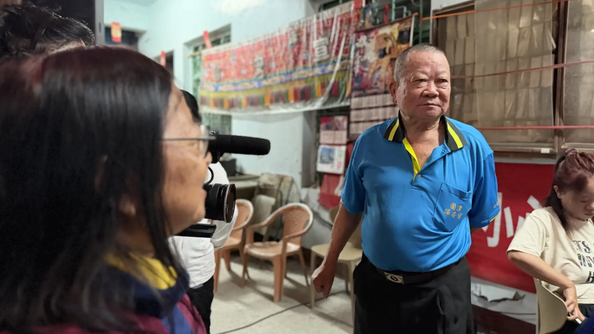 宣化堂管理委員會主委謝錦盛(右一)與黃淑玫分享祭儀與八音文化傳承的重要性。李慧宜攝