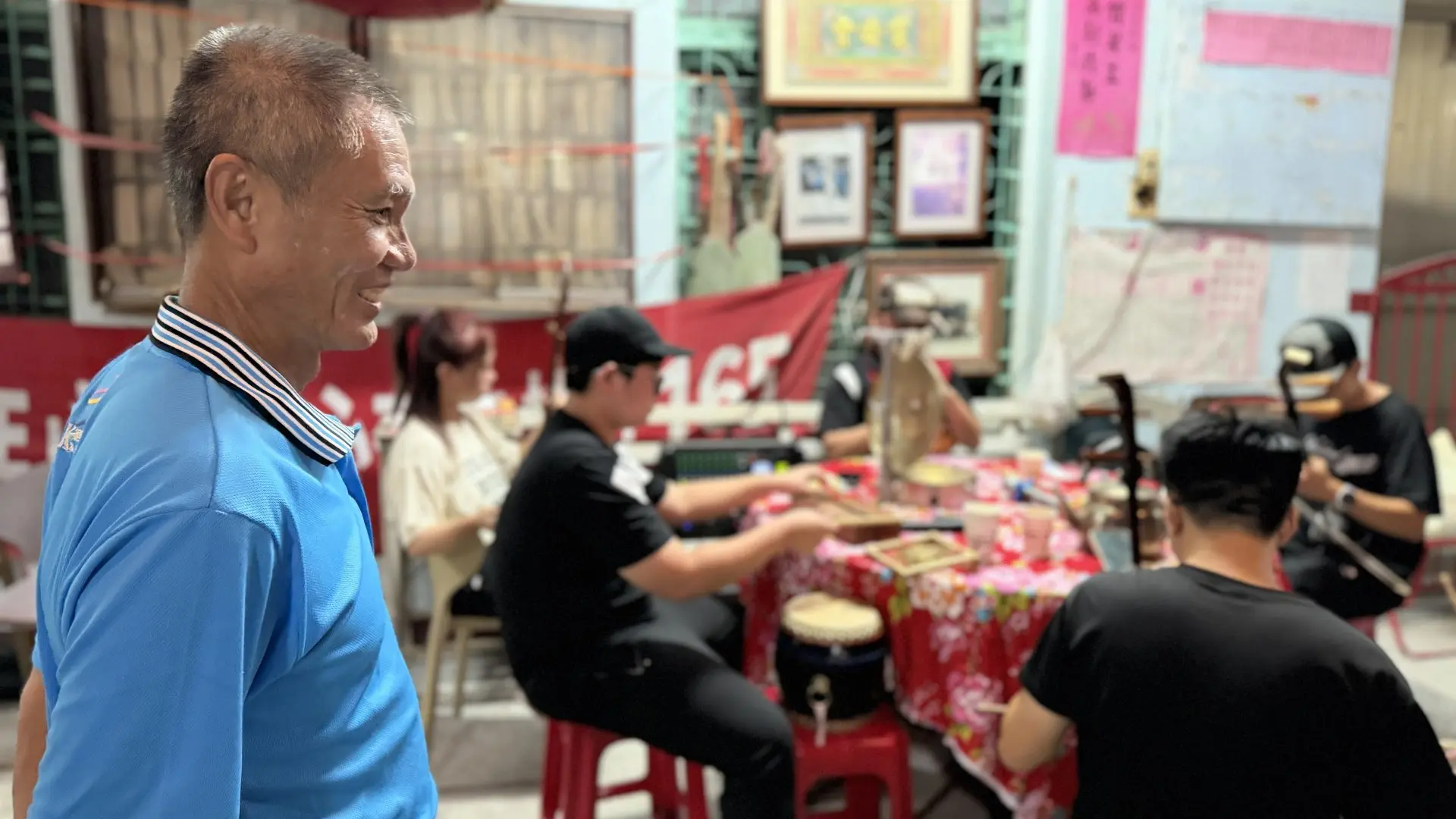 看到清一色都是年輕人八音作場,村民們紛紛向前打氣鼓勵。李慧宜攝