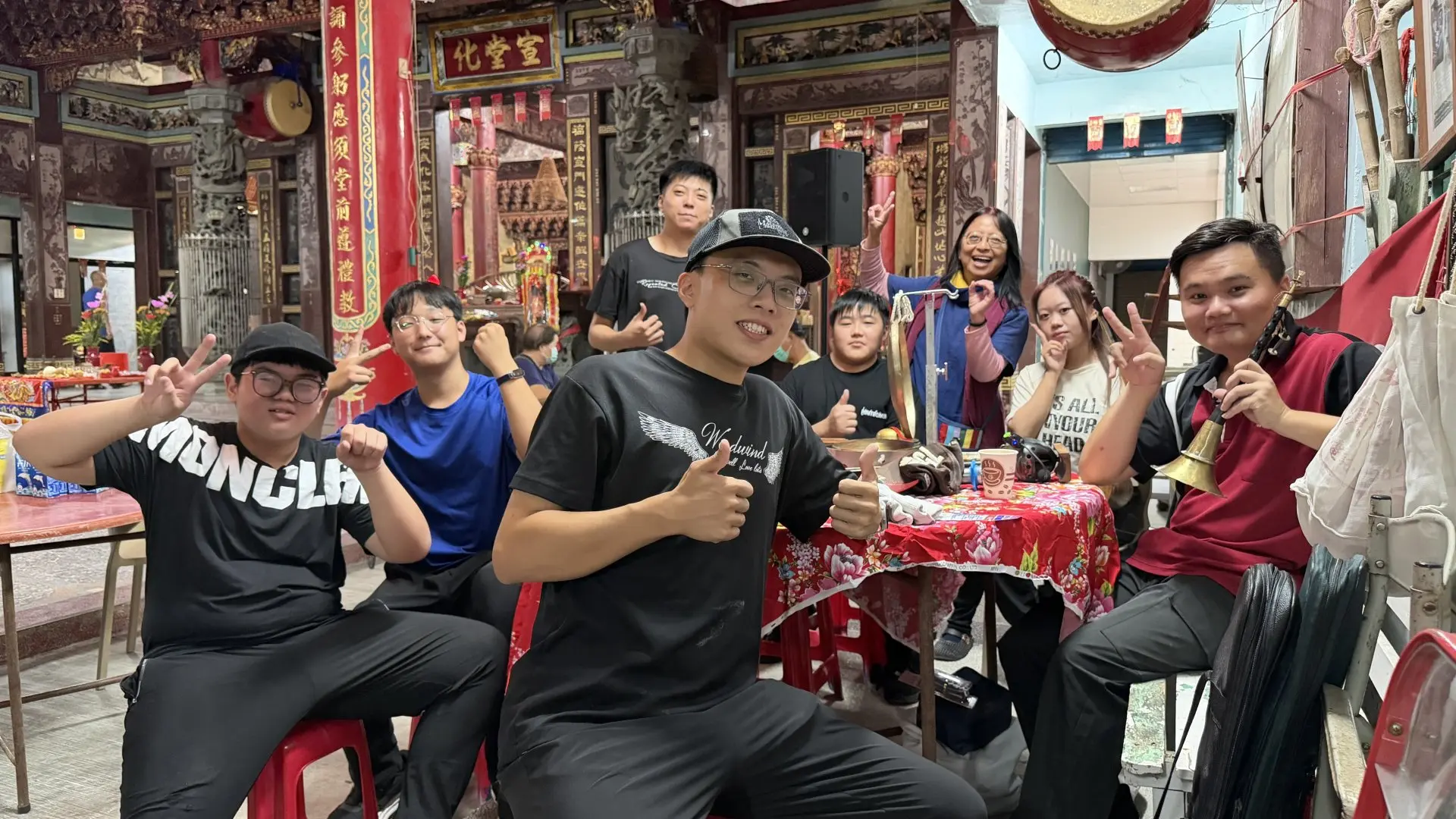 美中八音社的年輕人每星期天都會到美濃客家八音團團練,大家彼此照顧、互相帶領,若有機會就跟大學長潘俊名(右一)出外作場累積經驗。李慧宜攝