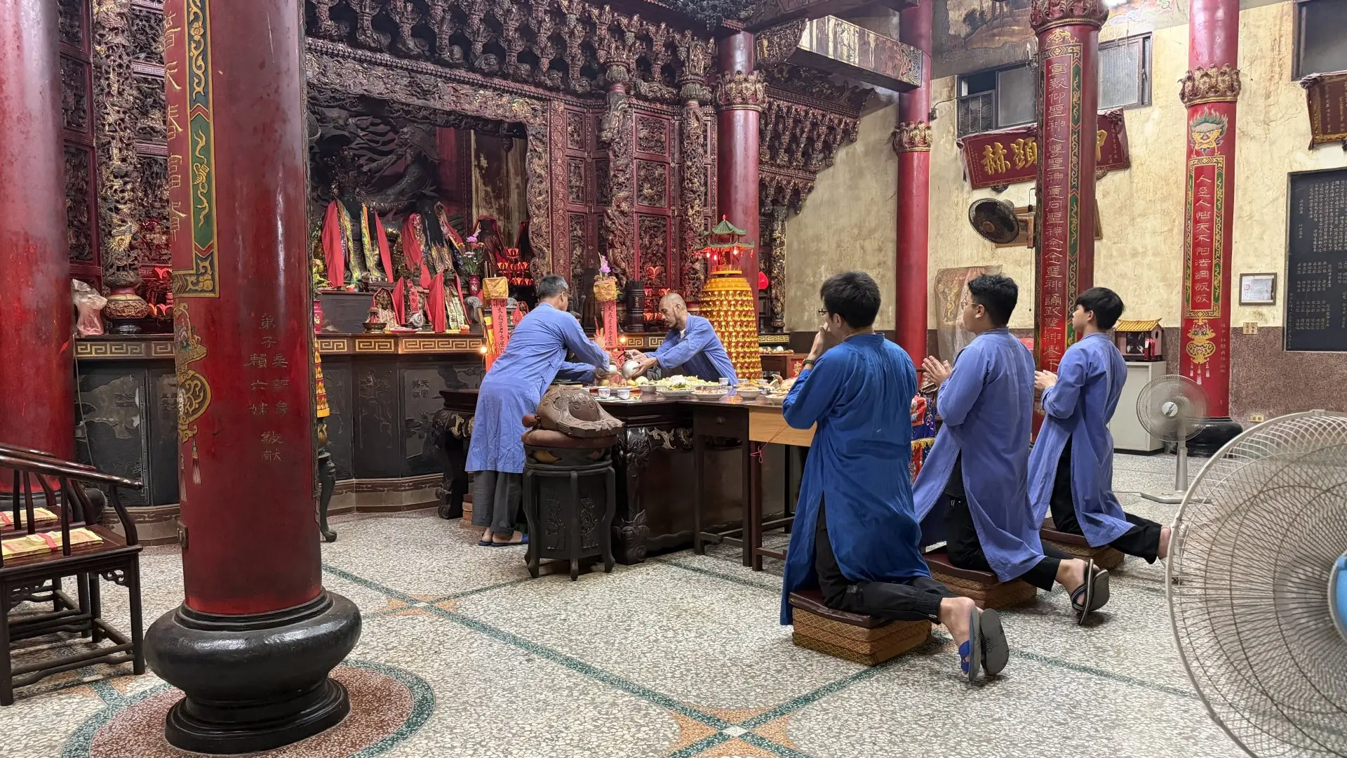 祭祀神明前,禮生會誦經、淨壇、恭請神明降臨,居中跪拜者為凃博韋。李慧宜攝