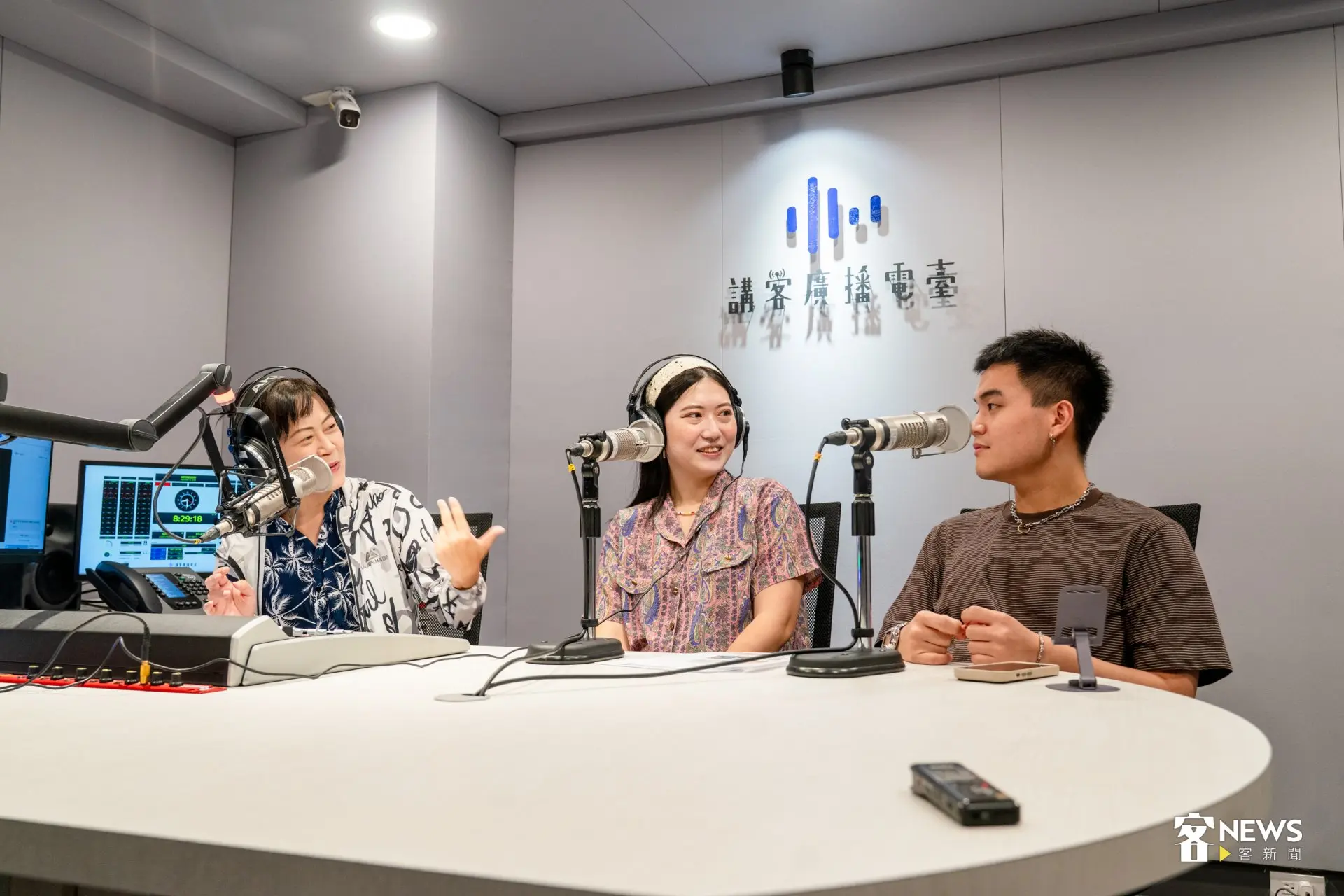 青年團隊「客客客到人Hakka Global」黃婠瑈、謝發群日前接受講客廣播電臺〈Good morning! Hakka!〉節目主持人宋菁玲專訪，介紹特展與團隊。洪藝晅攝