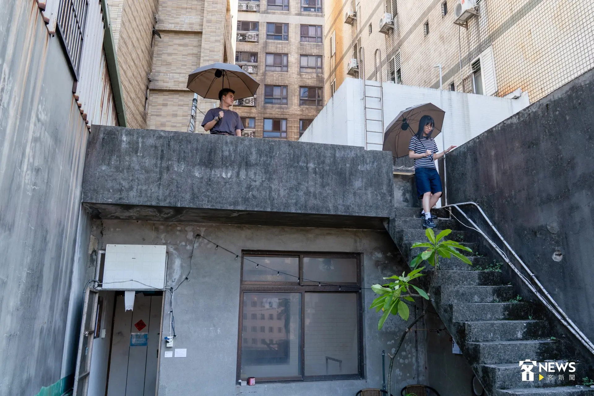 工作室頂樓就是展場的一部分，將中壢後站的街景、聲音與日常納入作品。洪藝晅攝