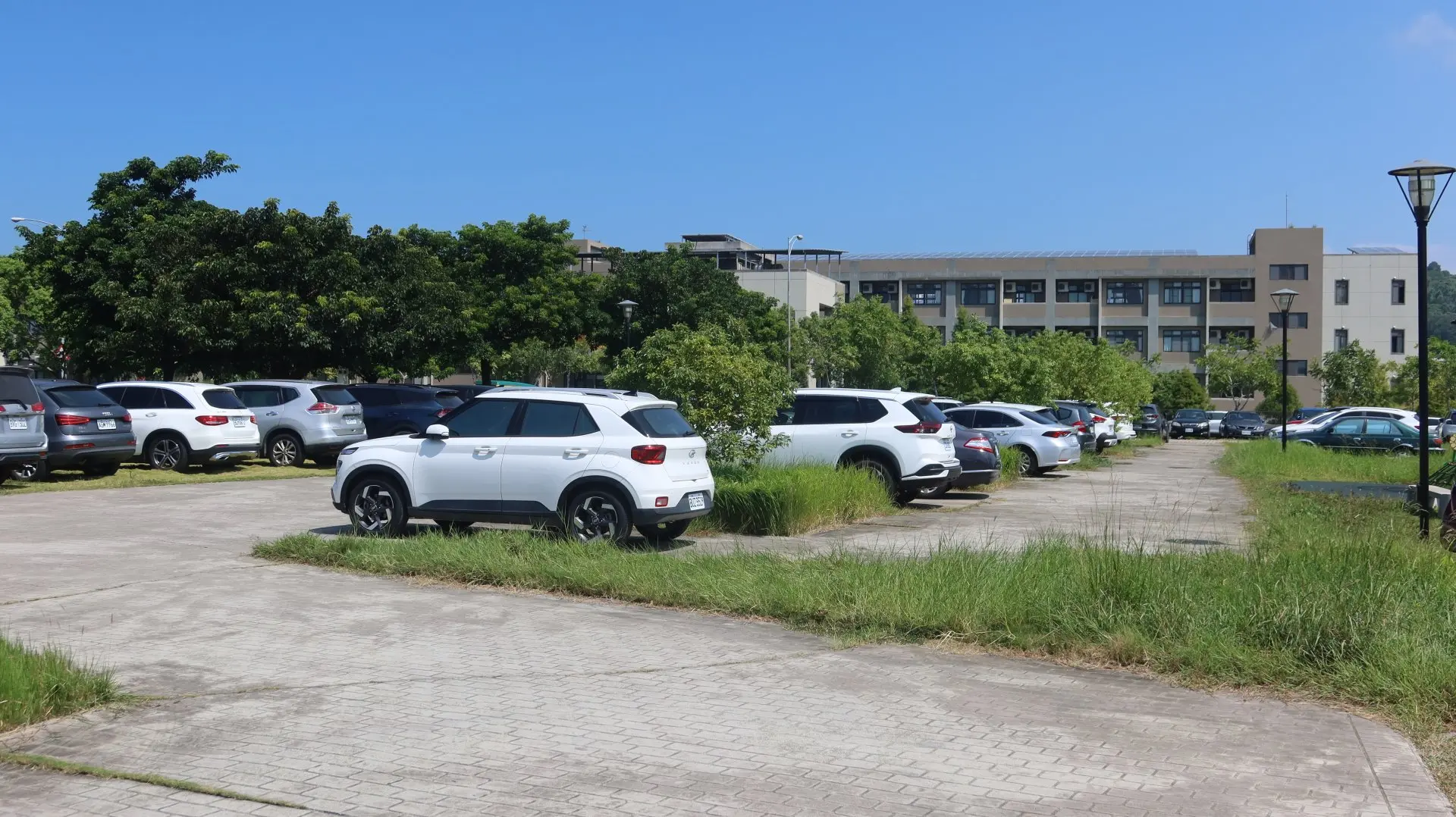 高鐵苗栗站附近馬路禁停區域越來越大，想免費停車的乘客只能越停越遠，現新港國中小學對面的校椅公園幾成了停車場。何來美攝